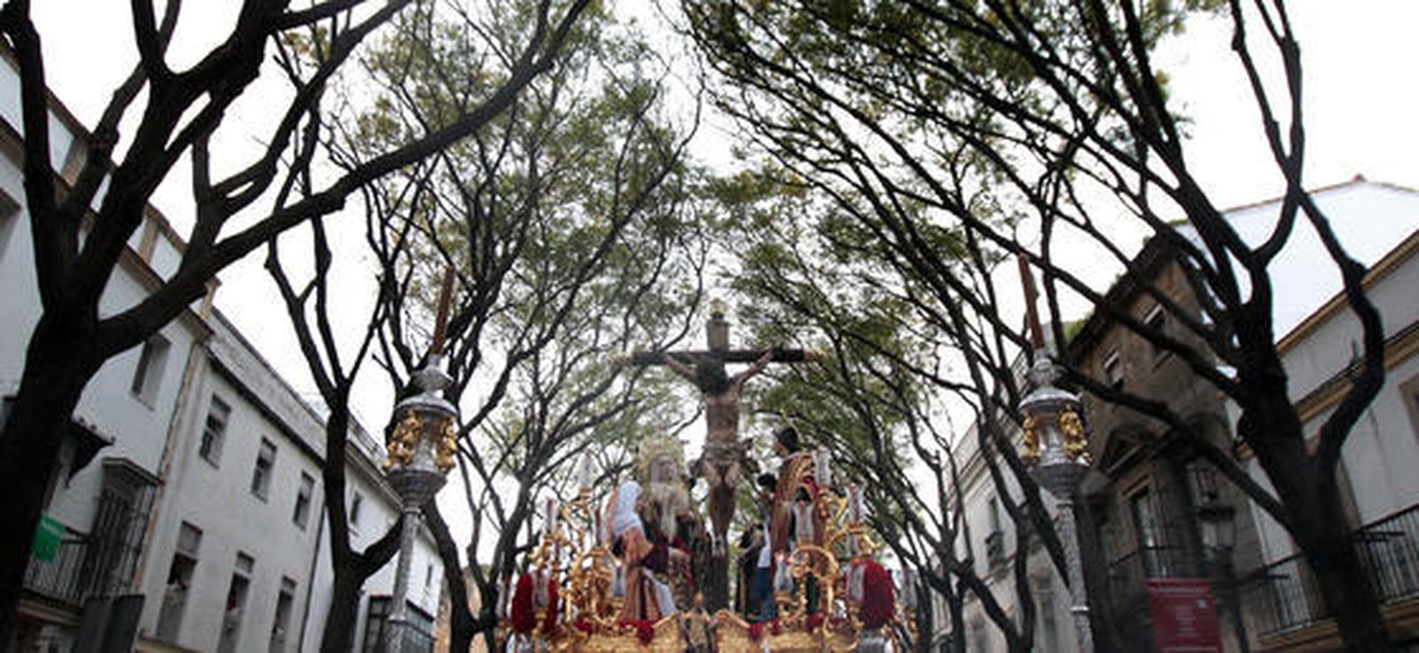 El Cristo del Amor, a su paso por la calle Porvera, llevando sobre sí el encapotado cielo que tiñó de incertidumbre la jornada de Martes Santo.

Foto: Miguel Angel Gonzalez