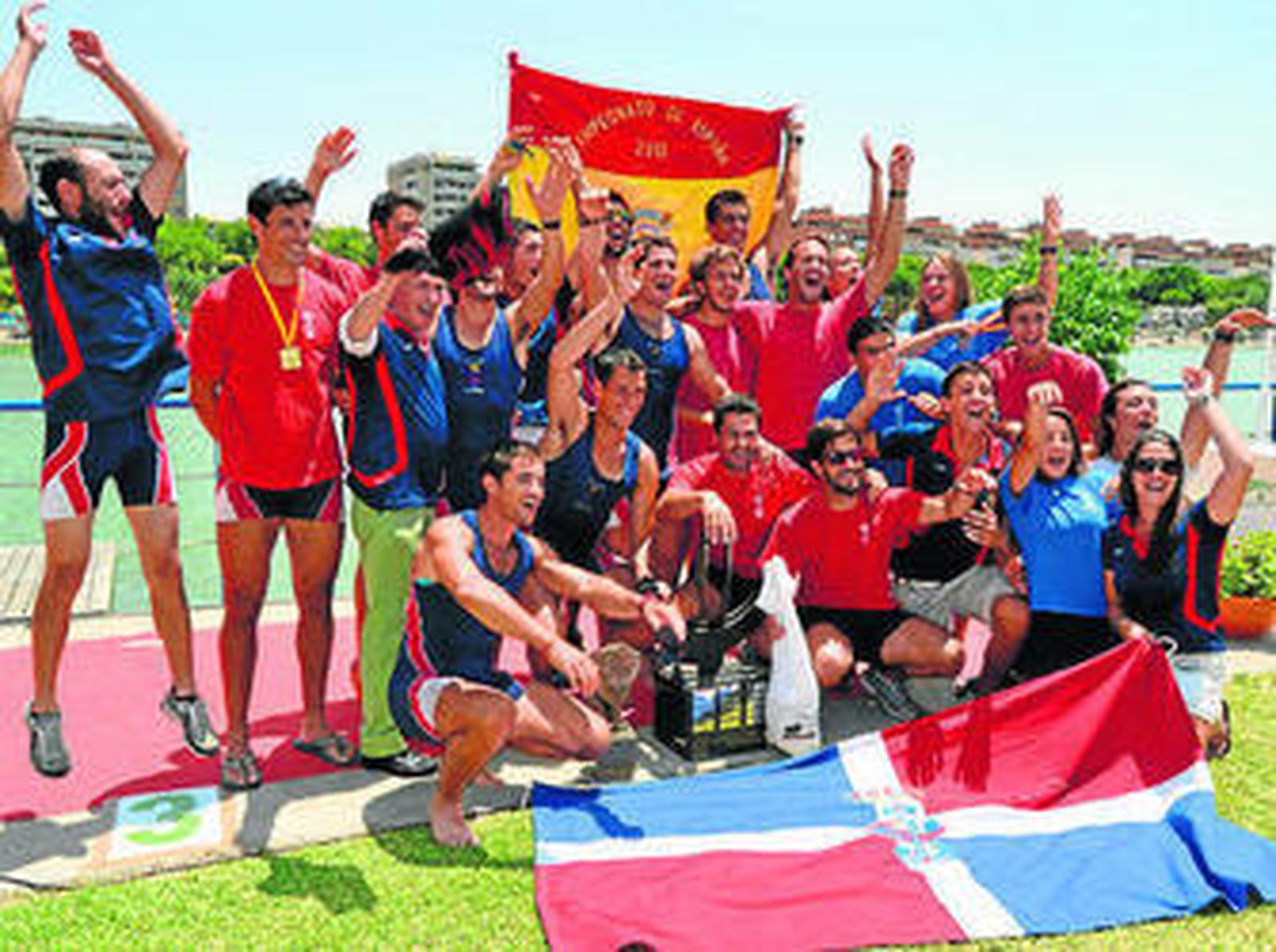 Varios remeros del Labradores celebran el triunfo en el último Nacional.