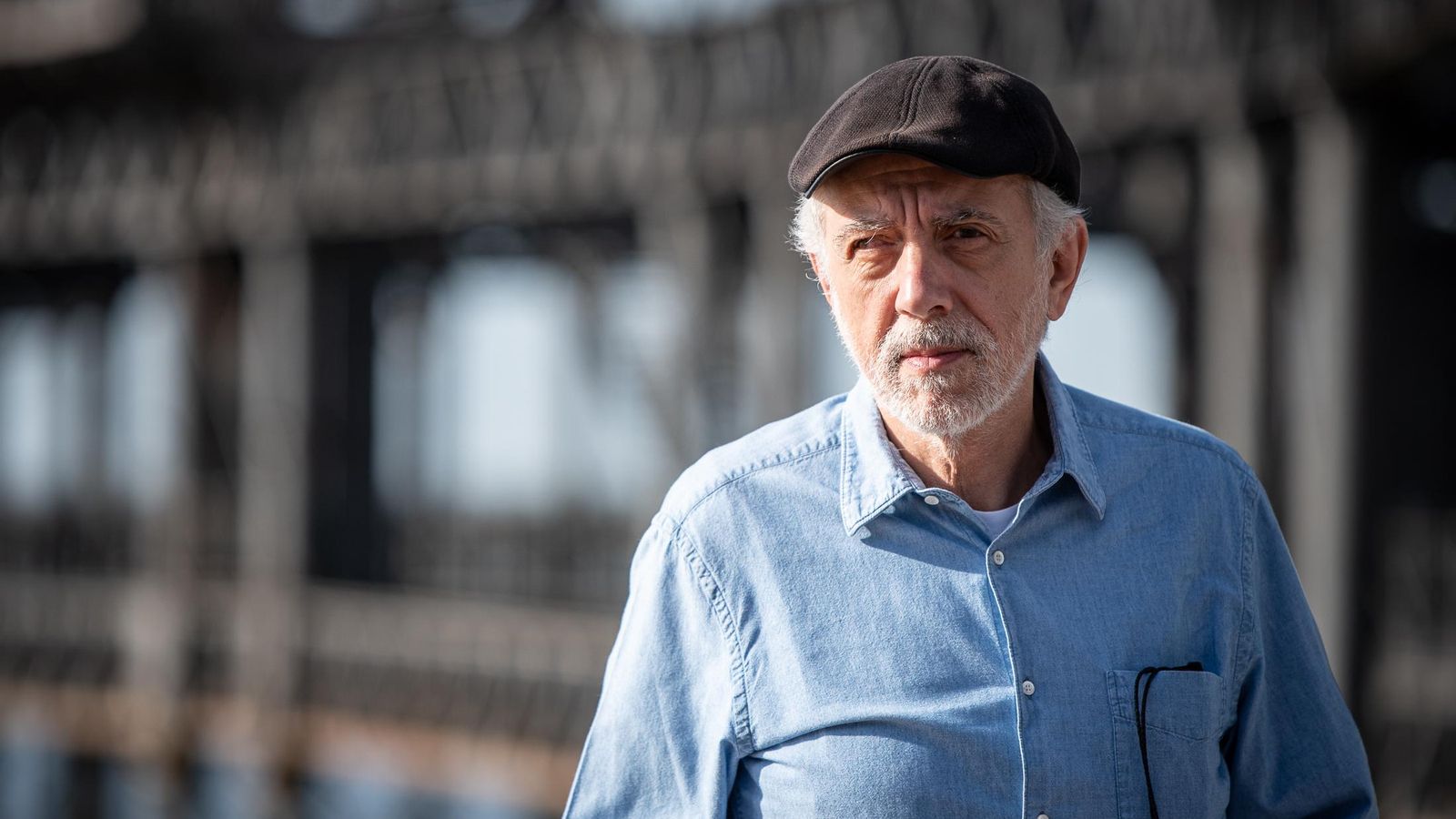 Fernando Trueba posa en el Muelle de la Rio Tinto