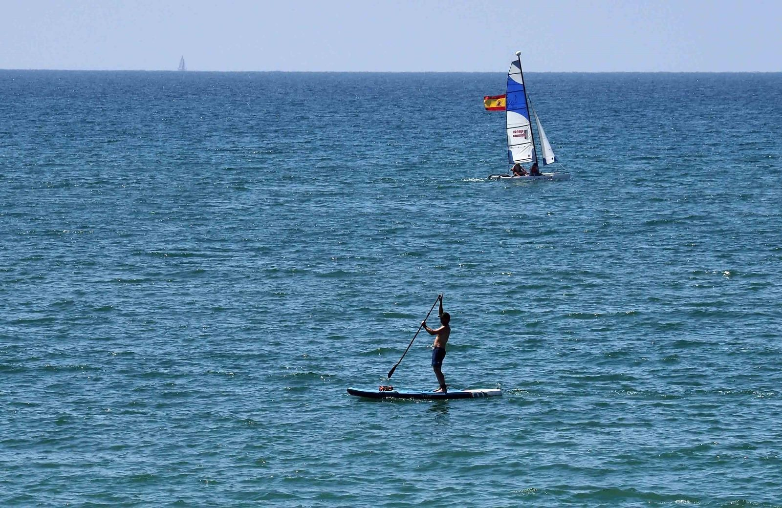 Ambiente de la playa de La Antilla a rebosar en un caluroso día