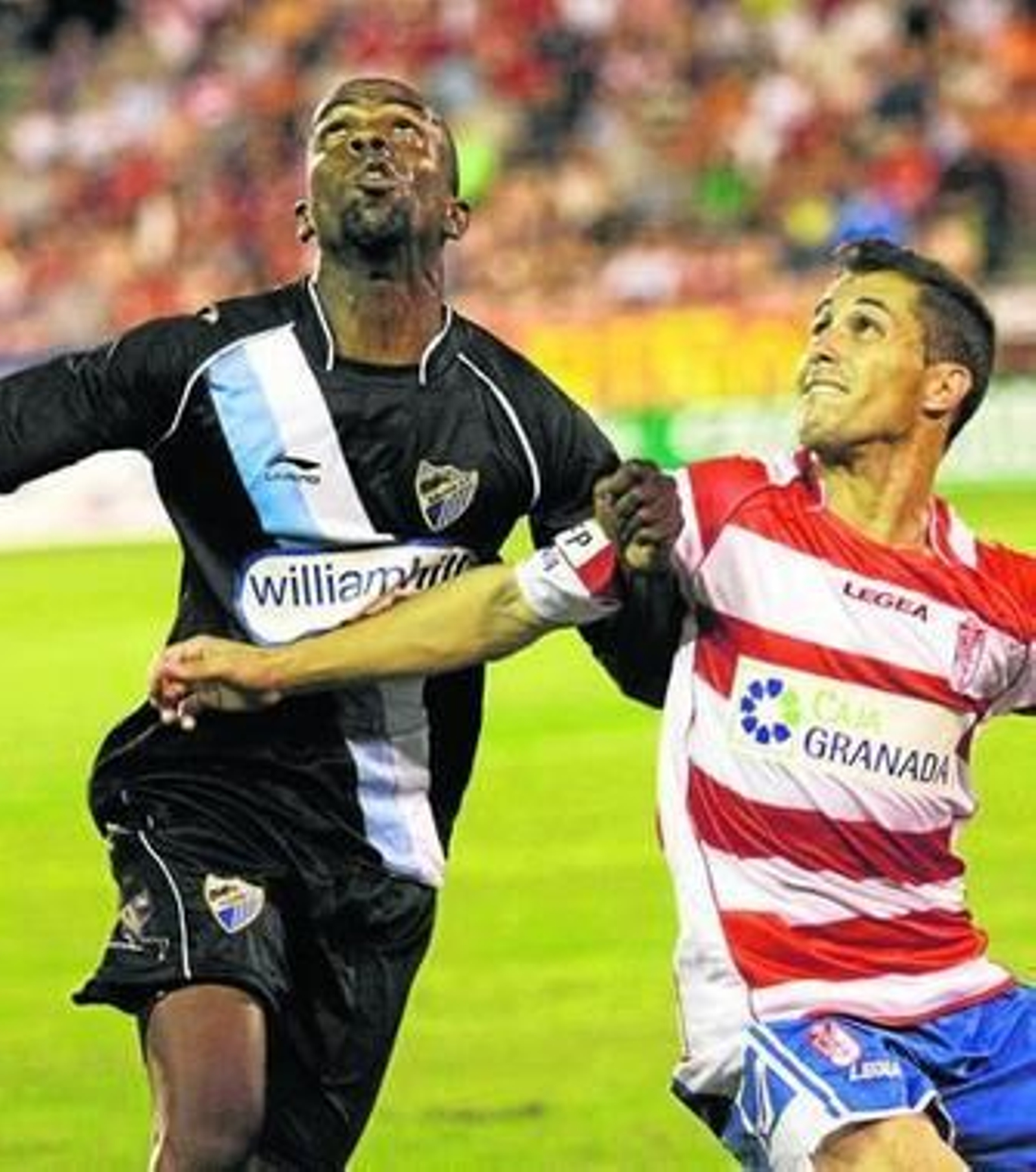 Quincy busca un balón en el partido ante el Granada del miércoles pasado.