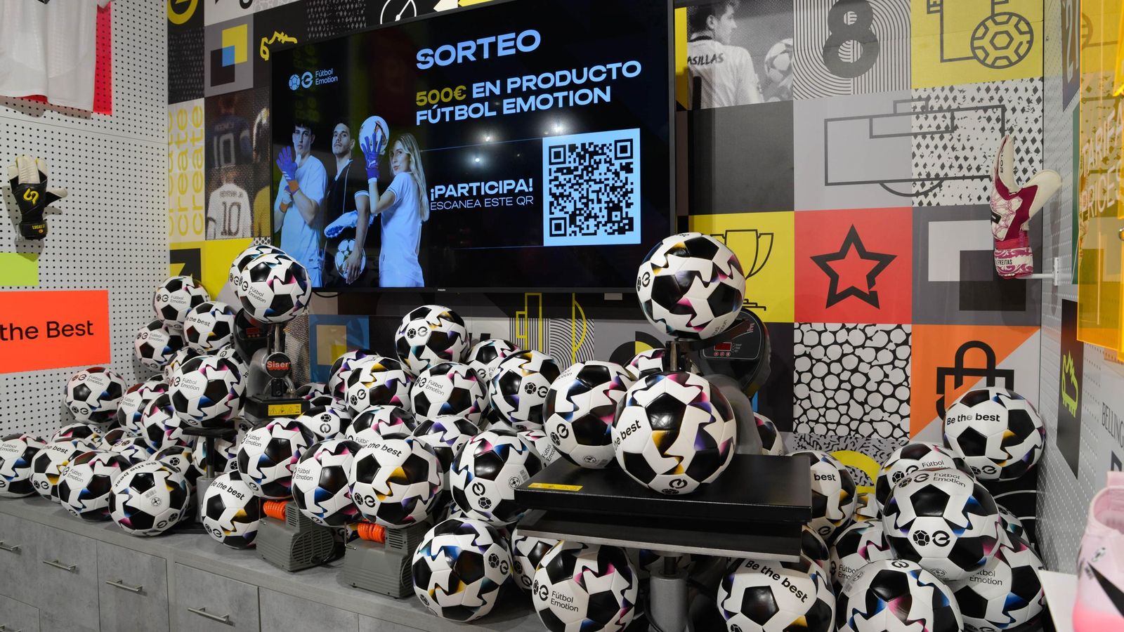 Las primeras cien personas que asistieron a la inauguración vestidos con camisetas de fútbol se llevaron un balón conmemorativo de regalo.