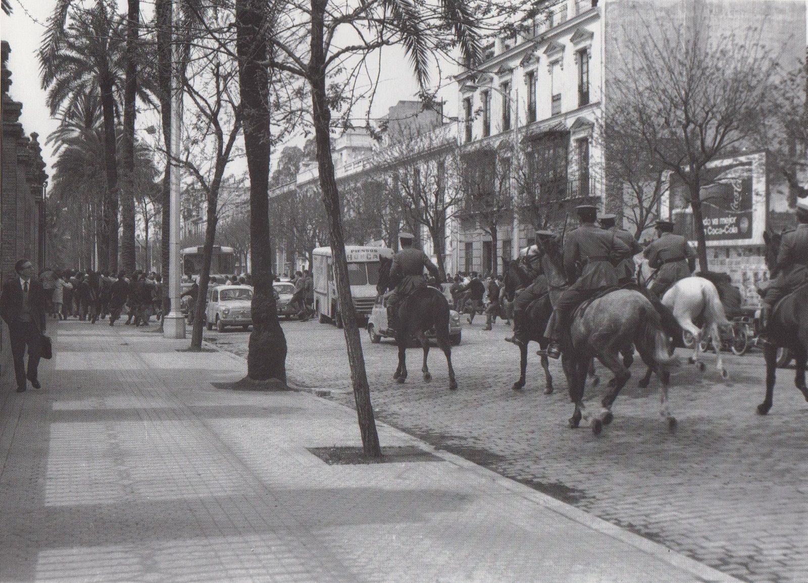 Carga policial en la calle San Fernando, junto al Rectorado, en marzo de 1968.  ARCHIVO GELÁN ICAS/SAHP