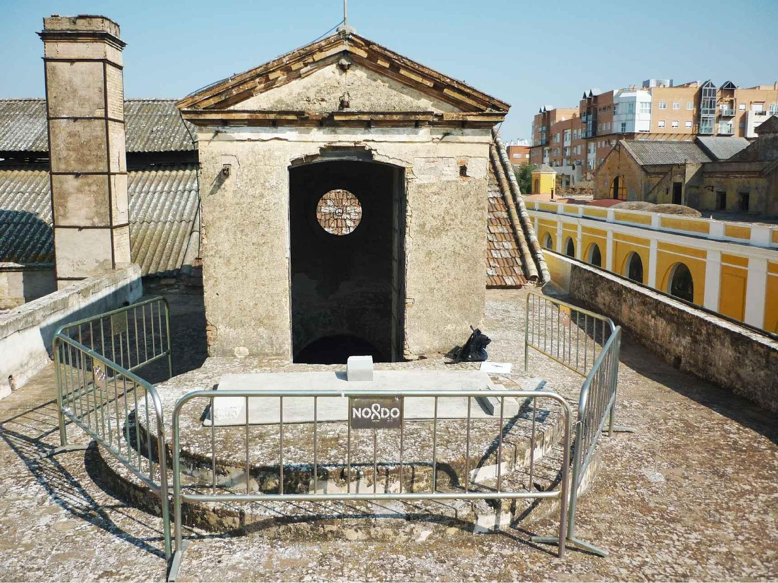 El castillete en estado deplorable que aloja el tramo final de la escalera es un pequeño pabellón realizado con un muro de cerramiento.