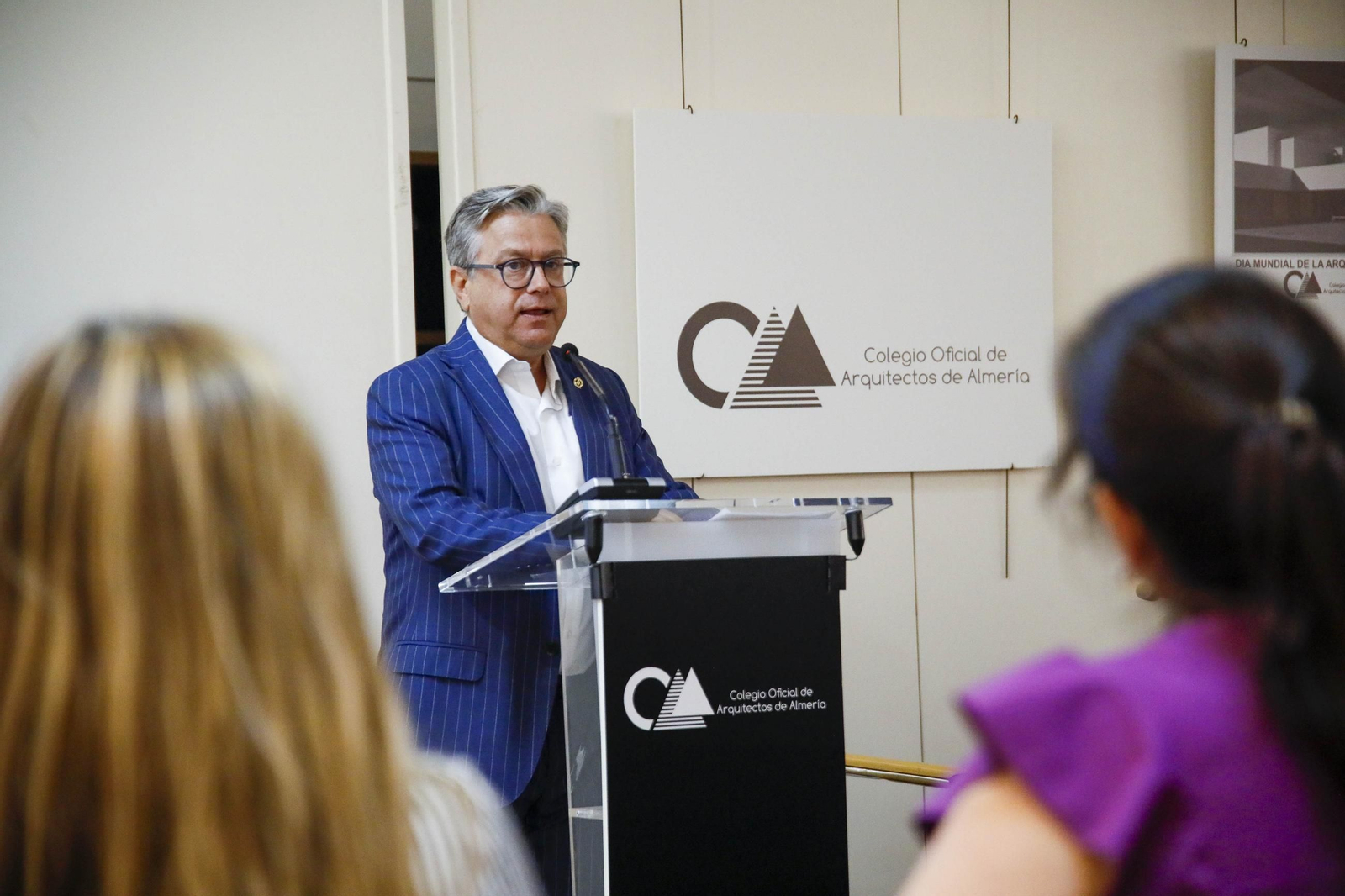 Imágenes del nombramiento como colegiado de honor a Santiago Alfonso en el colegio oficial de arquitectos de Almería