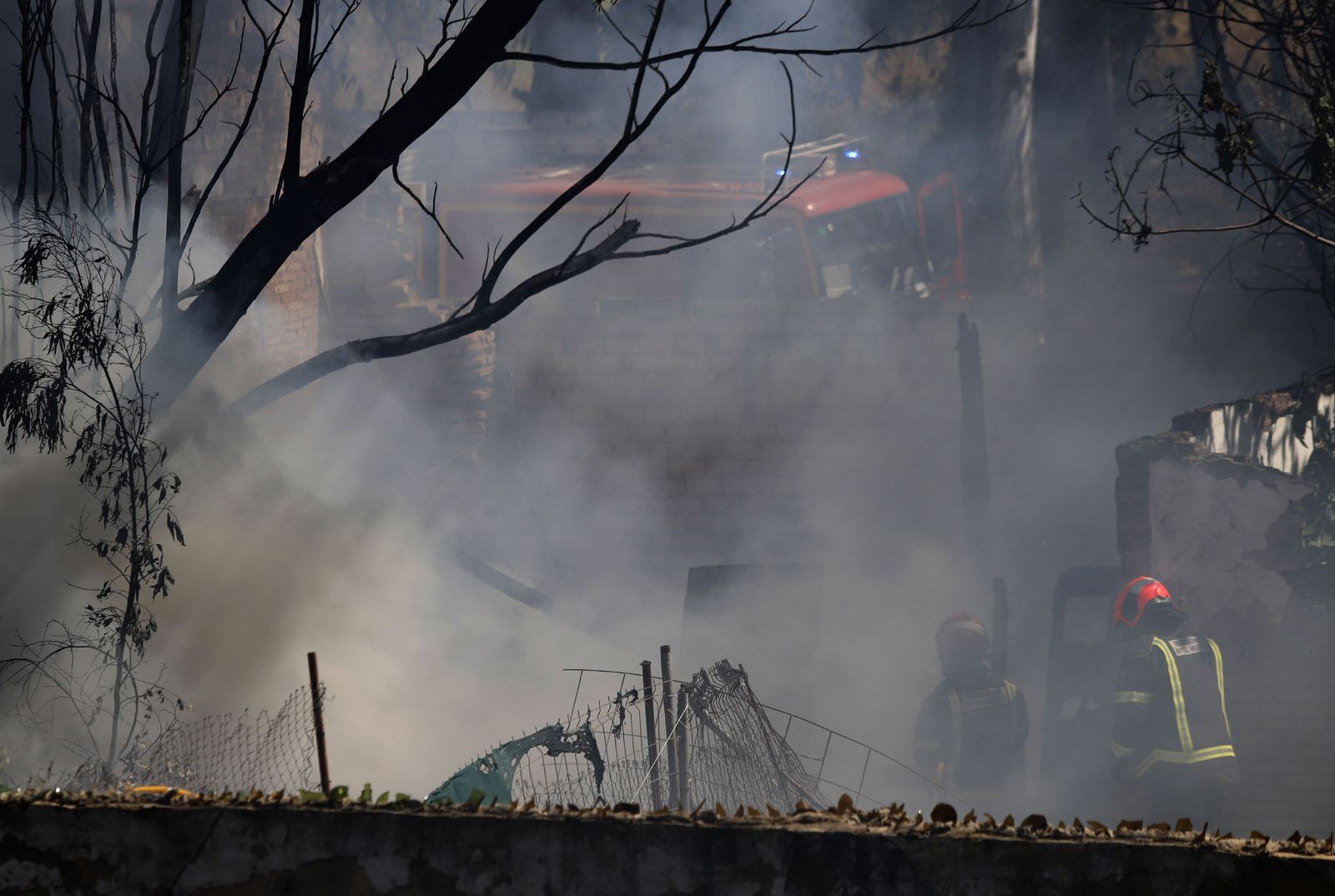 Incendio en las casas abandonadas de la calle Valverde del Camino en Huelva