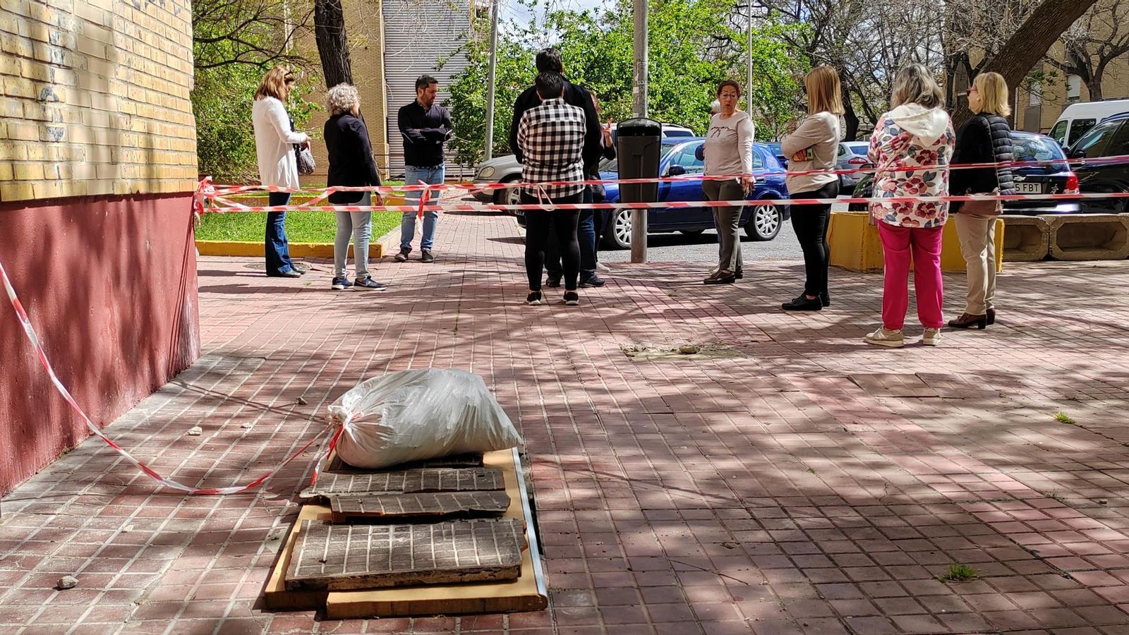 Vecinos en la Plaza La Serrana.