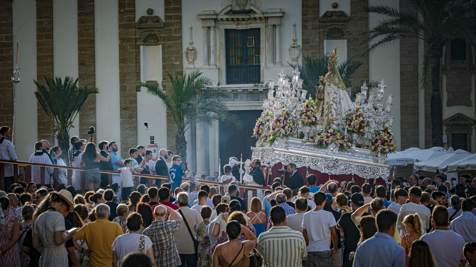 Ambiente previo al Corpus y Día del Orgullo en la Plaza de La catedral de Cádiz