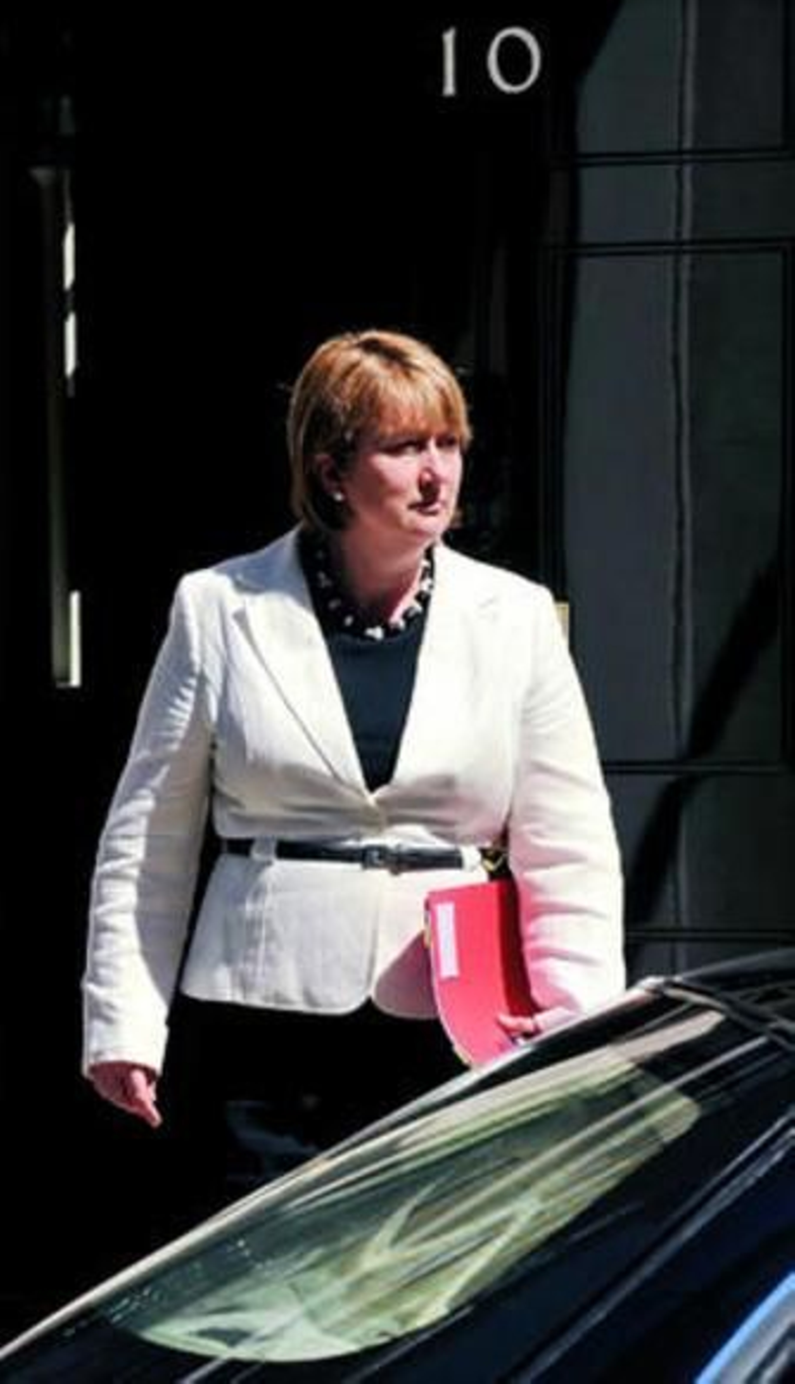 La ministra de Interior, Jacqui Smith, abandona Downing Street.