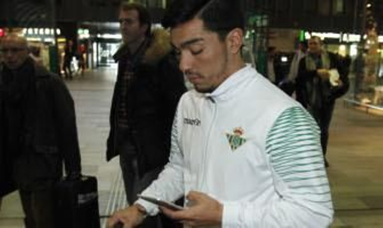 Lolo Reyes consulta su teléfono móvil antes de tomar en Santa Justa el tren con destino a Zaragoza. / José Ángel García