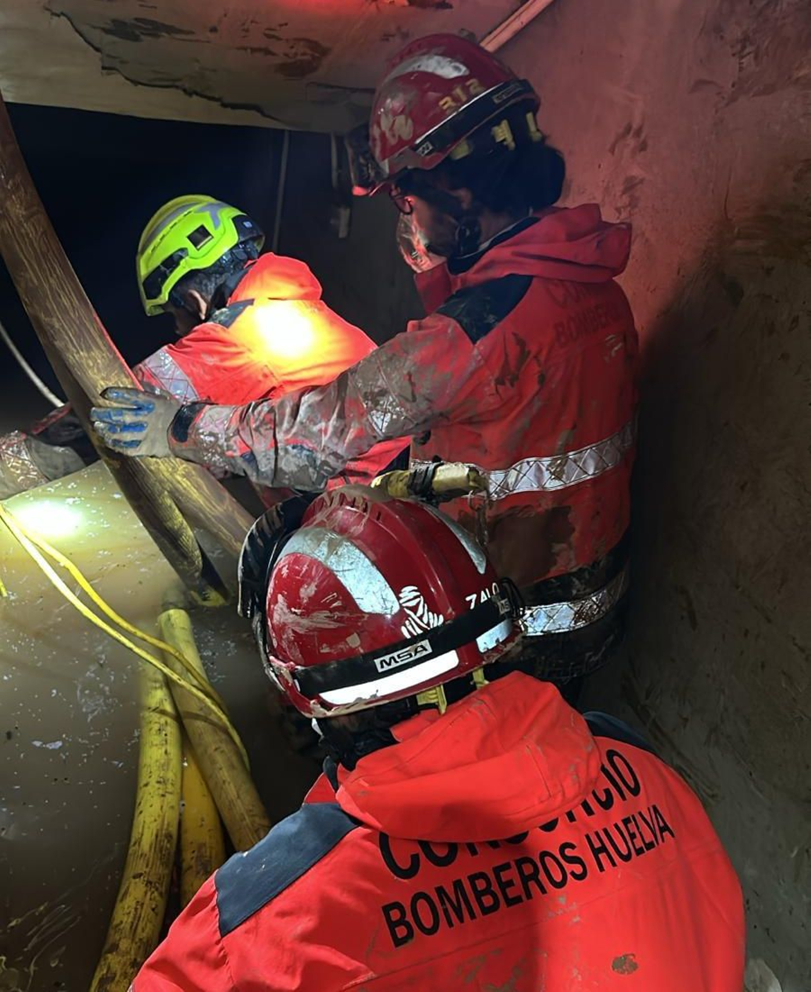 El equipo del Consorcio Provincial de Bomberos de Huelva trabajando en Valencia.