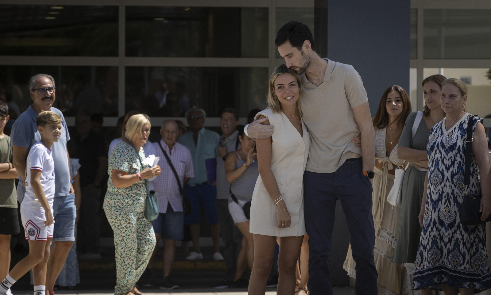 La salida de Sergio Rico del hospital, en imágenes