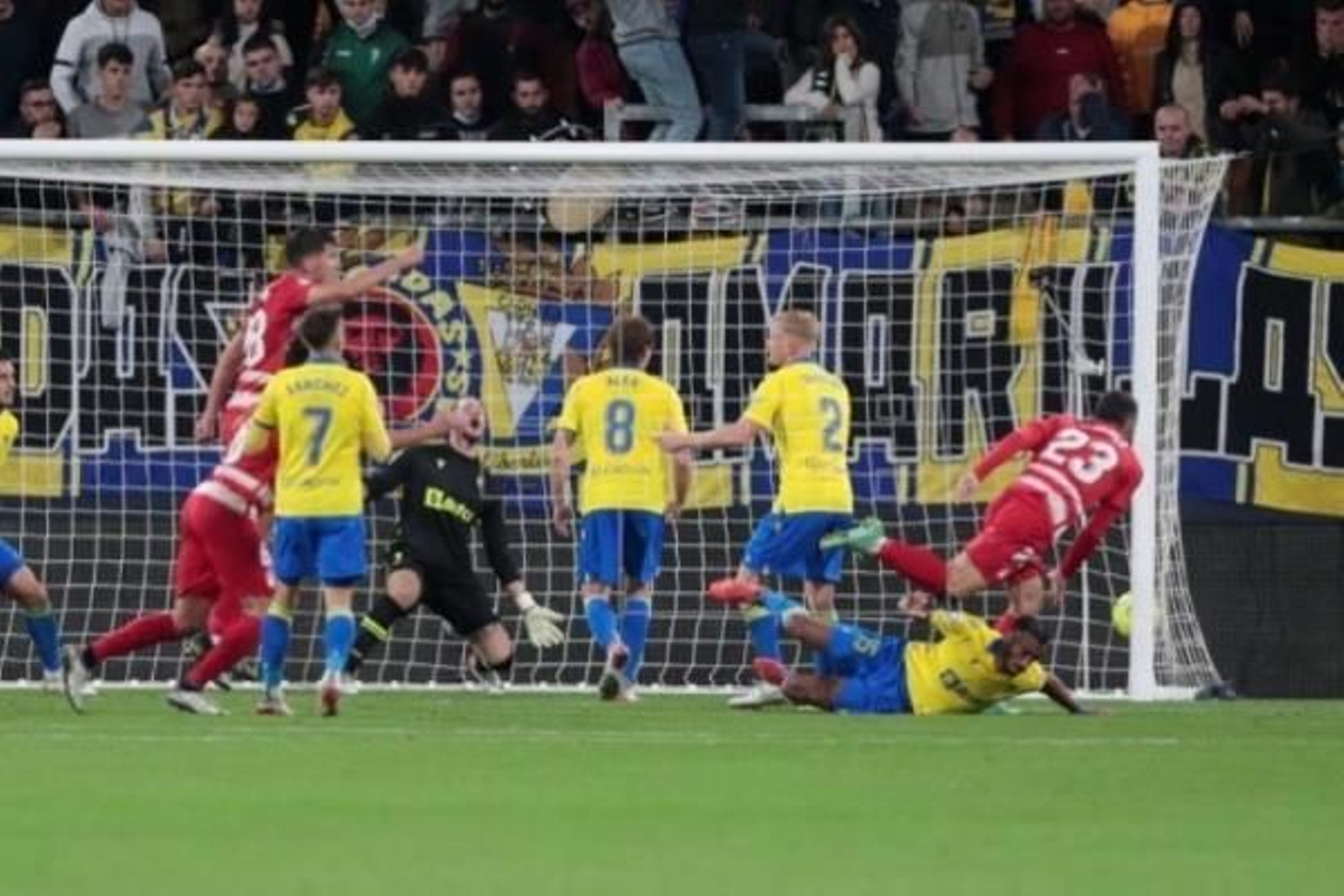 Una acción del partido de la primera vuelta, que acabó en empate