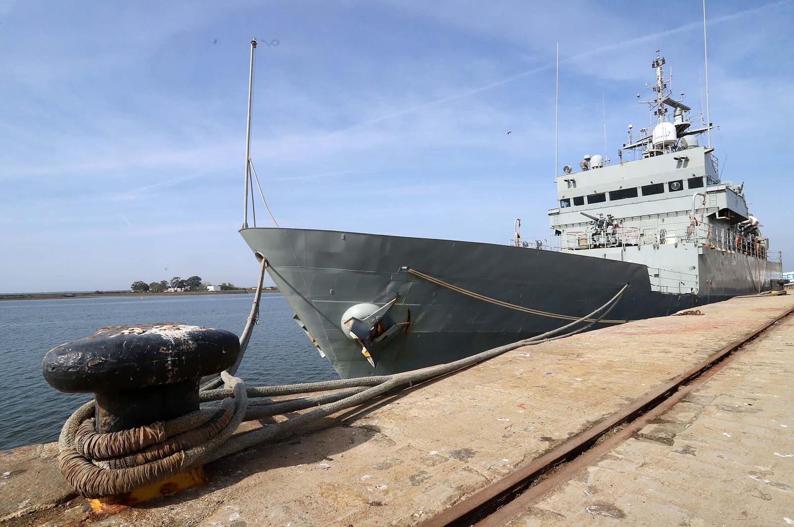 Patrullero de  la Armada Española en el Muelle de Levante