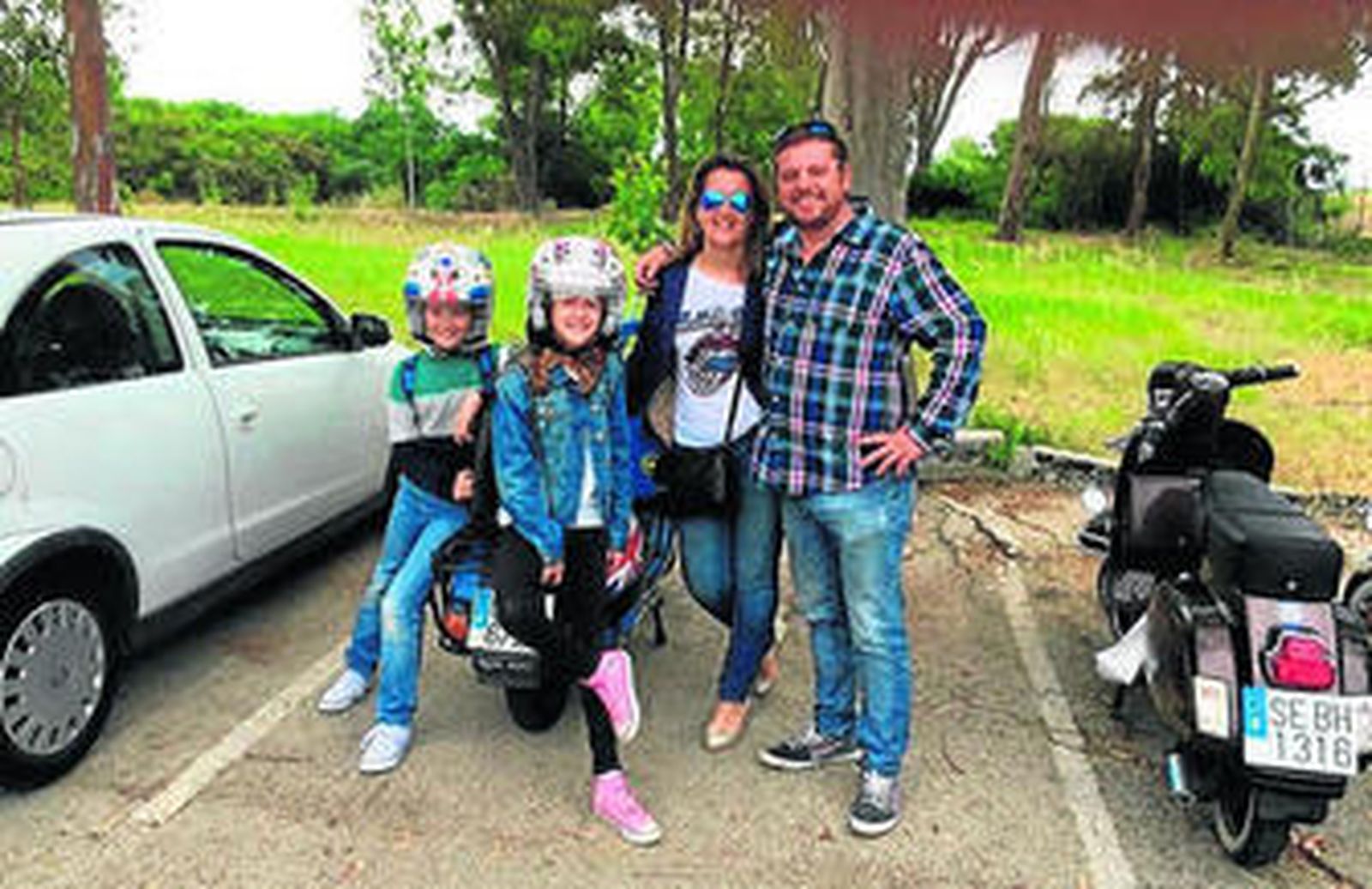 La caravana de motos clásicas, a su paso por la Cuesta de las Calesas.