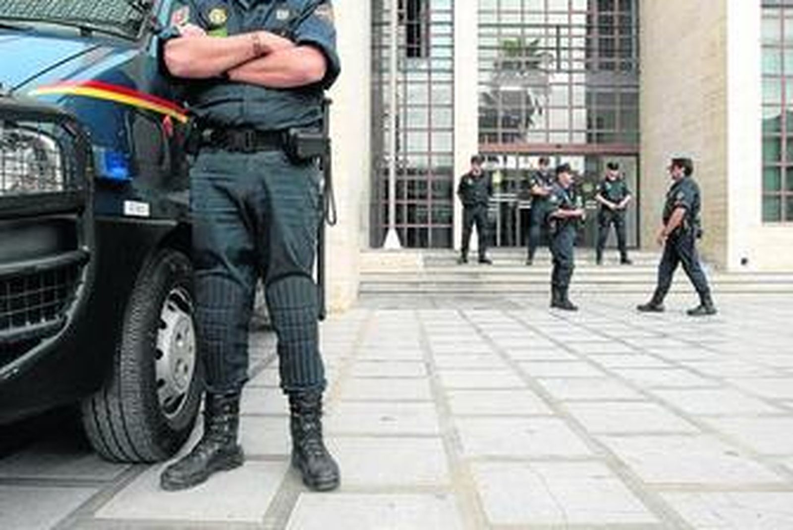 La Policía blindó el Ayuntamiento de El Ejido el día de la intervención y las detenciones.