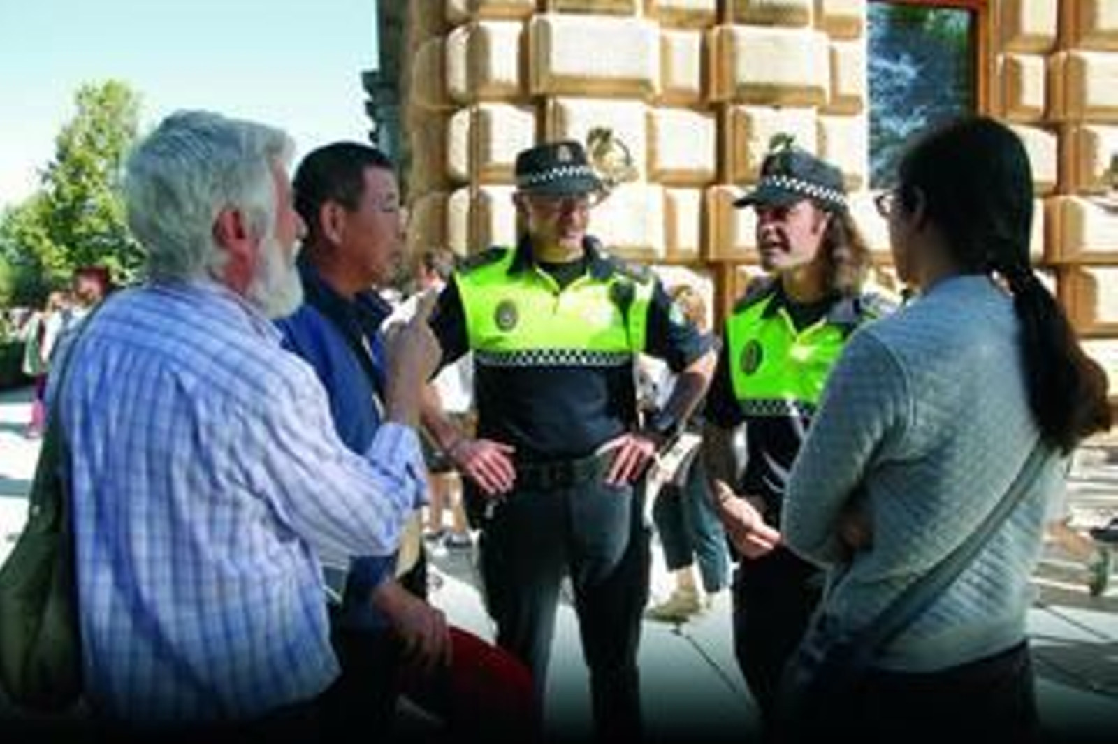 La Policía se gana a los turistas