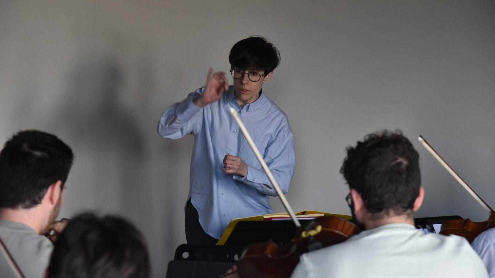 La directora, Irene Delgado-Jiménez, con miembros de Thalassa Orchestra, este viernes.