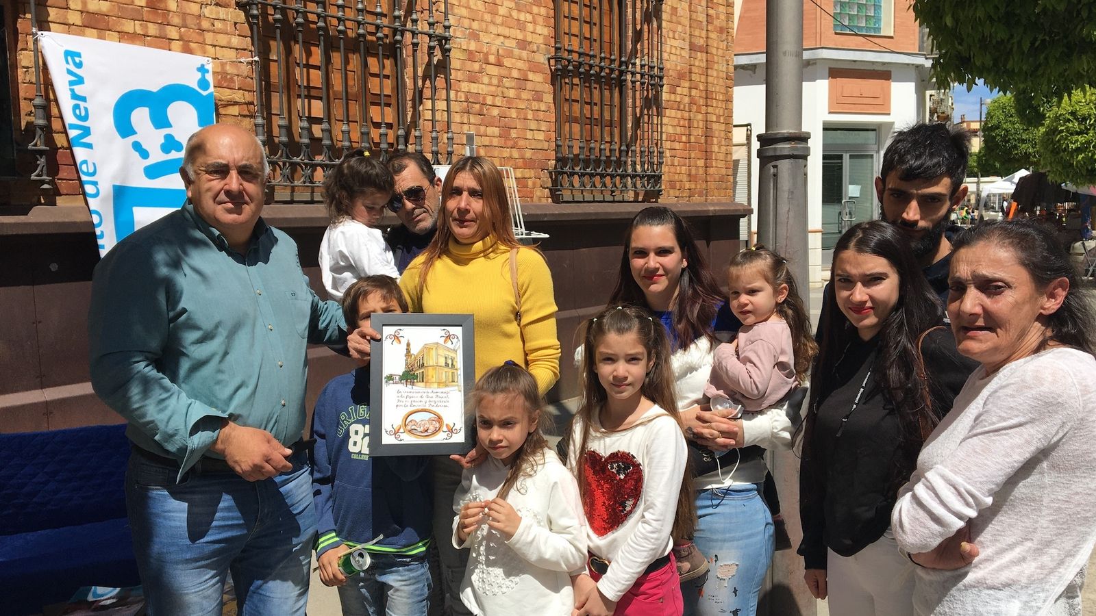 La familia de Ana Bernal, que recibió un homenaje a título póstumo en Nerva.
