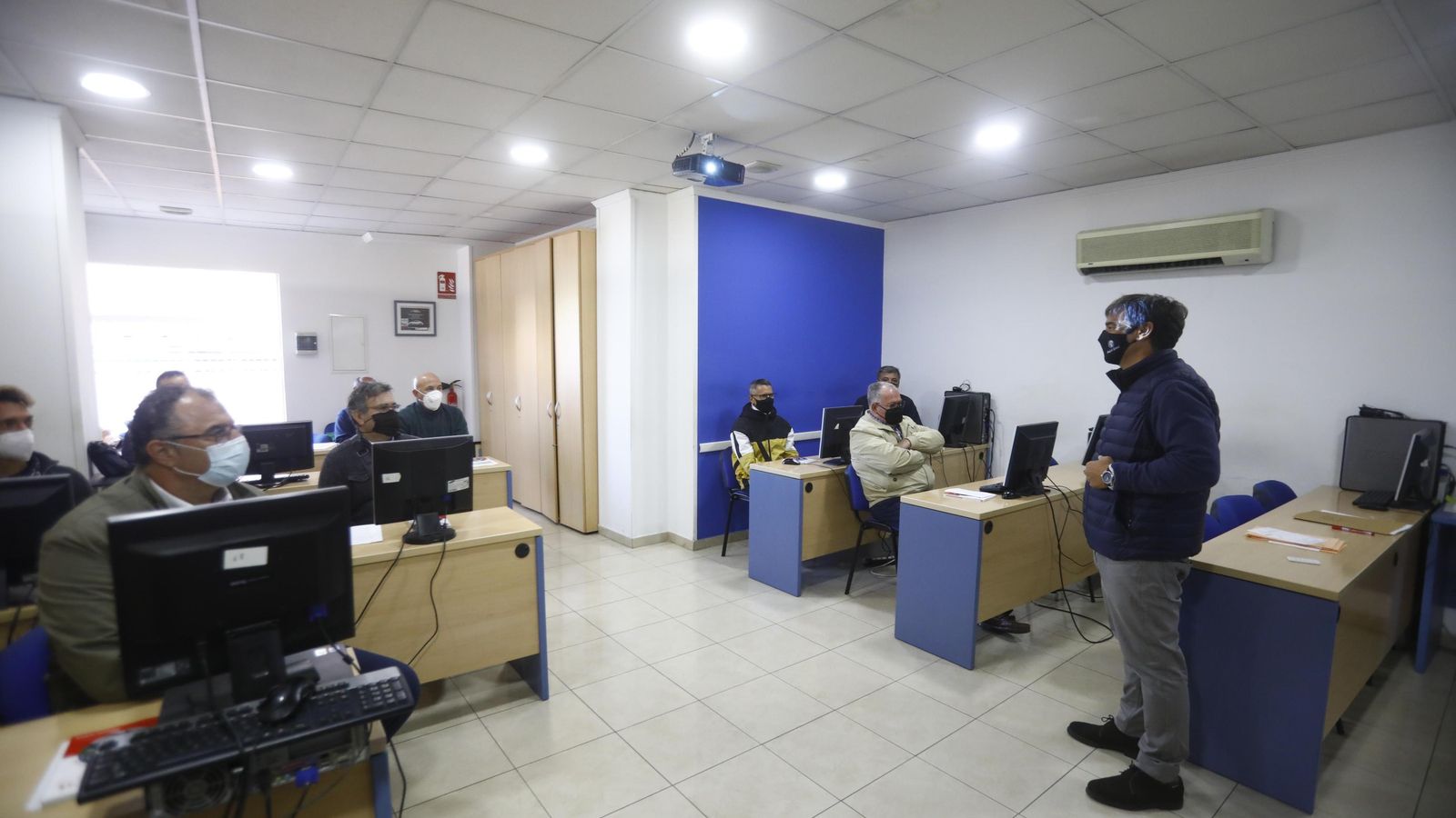 Varias personas, en una clase para obtener el CAP.