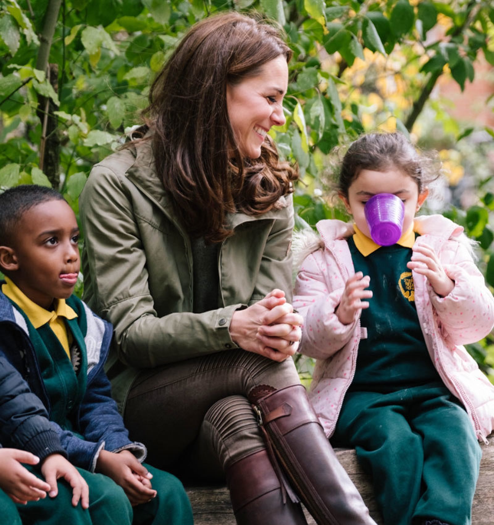 La duquesa de Cambridge, con unos niños, en su primer acto público tras su baja maternal
