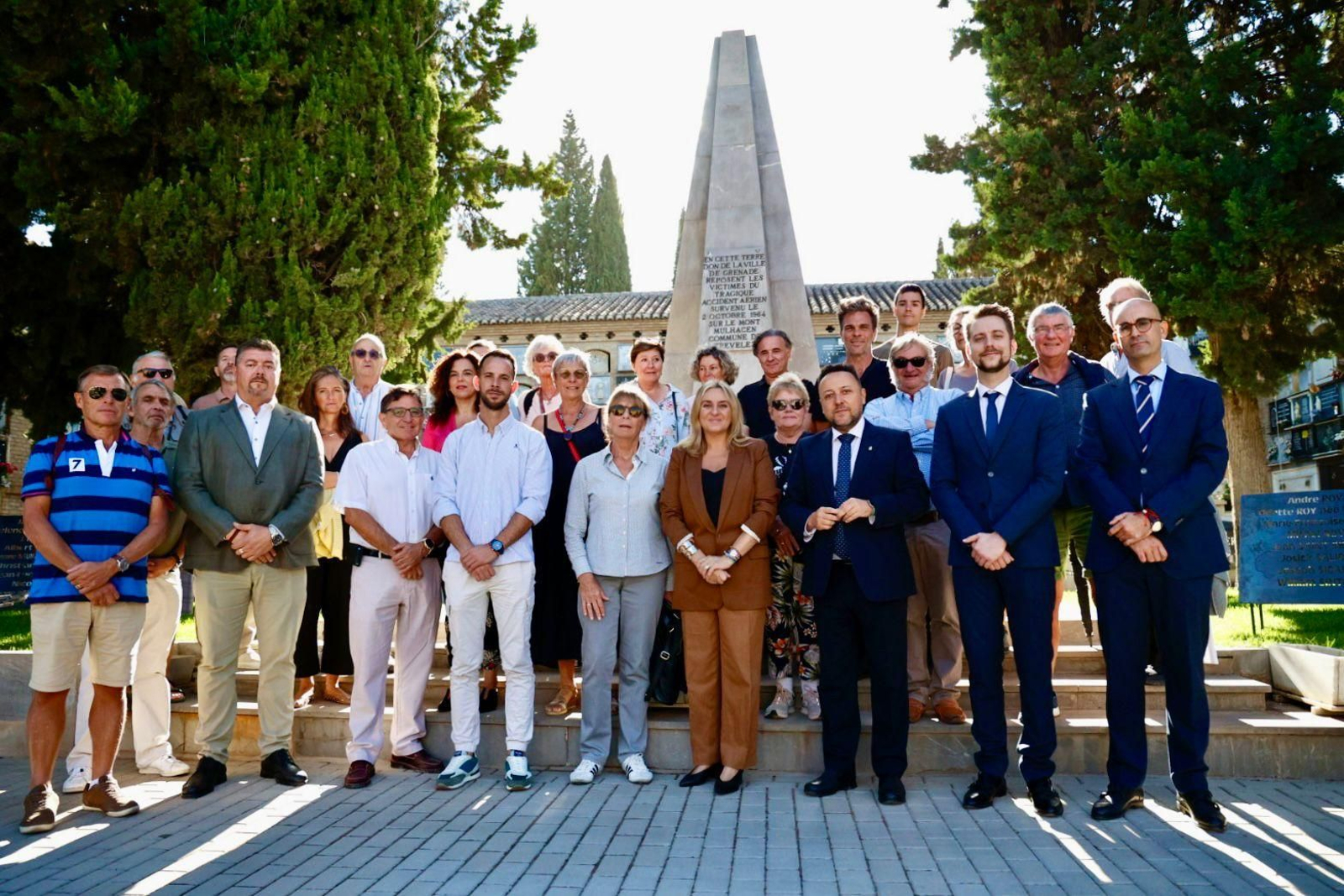 Homenaje en el cementerio de Granada a los fallecidos en el accidente.