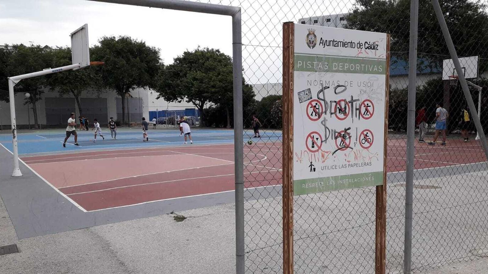 Pistas deportivas que están causando molestias a los mayores.