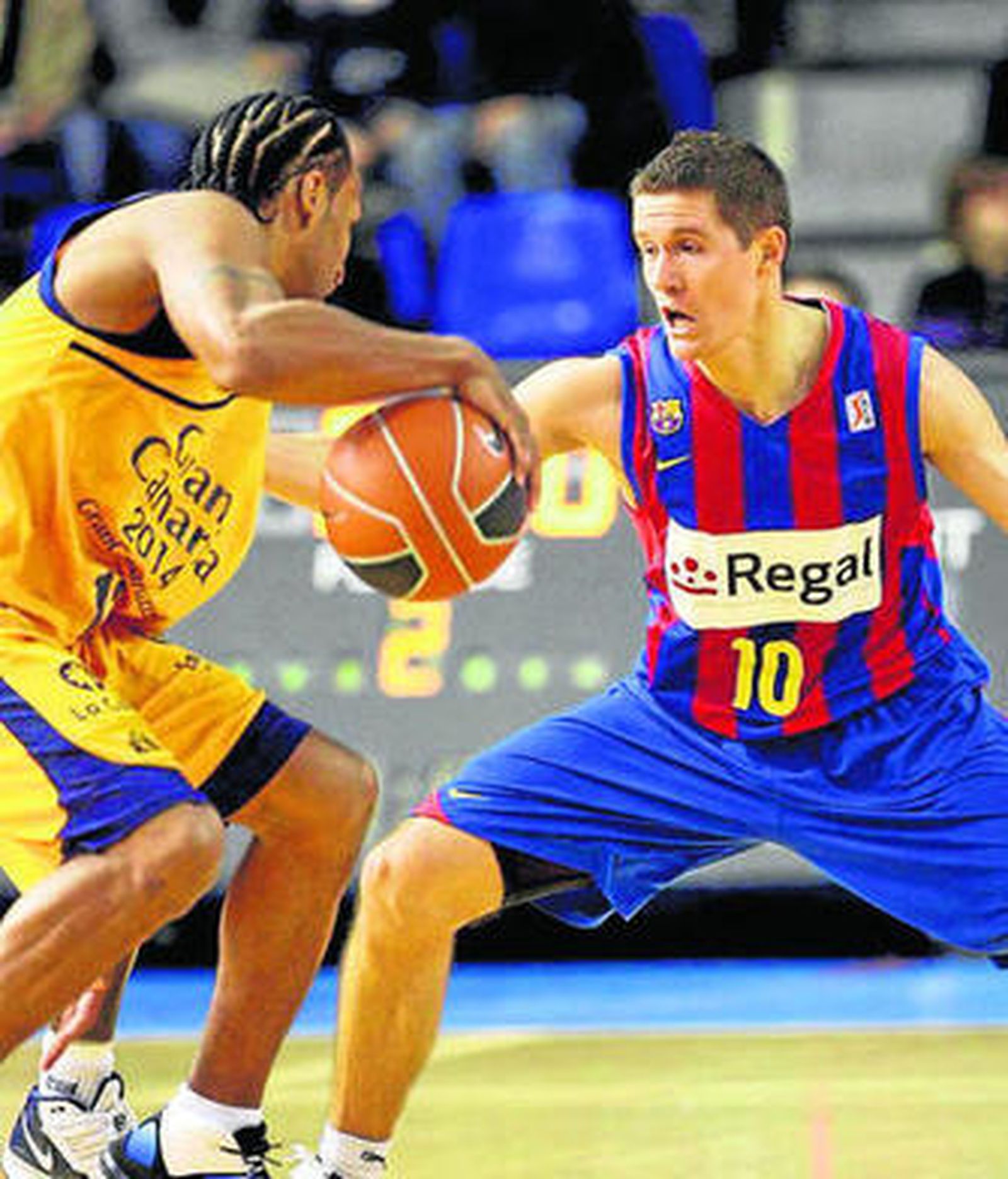 Marcus Norris trata de superar la defensa de Lakovic.