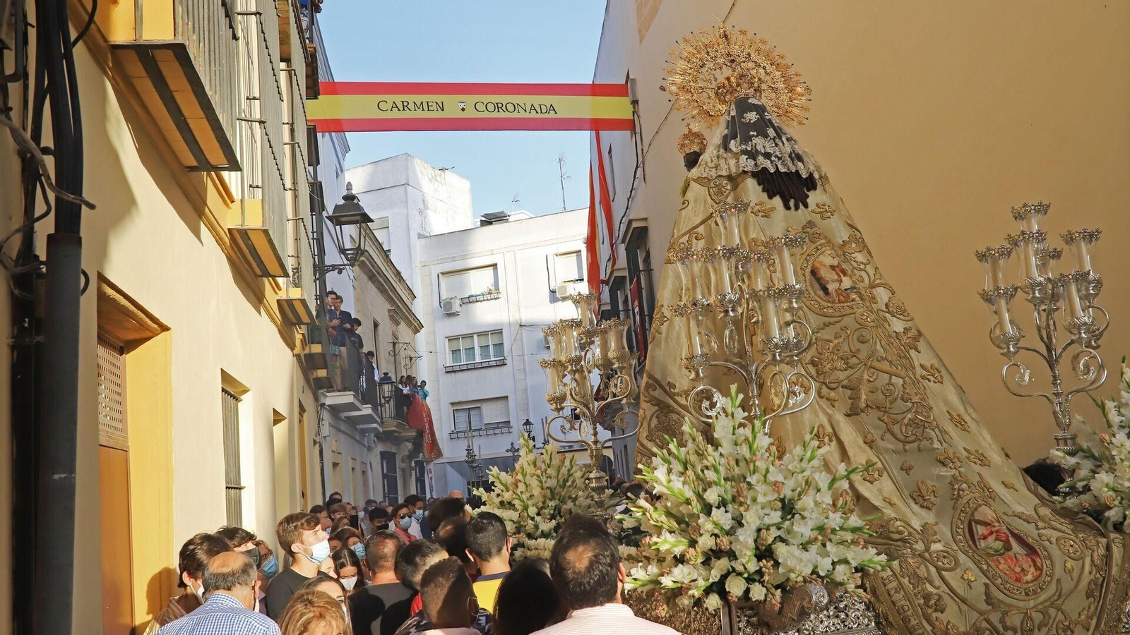 Detalle del exorno floral del paso de la Virgen del Carmen en su salida procesional del pasado mes de julio. Detalle del exorno floral del paso de la Virgen del Carmen en su salida procesional del pasado mes de julio.