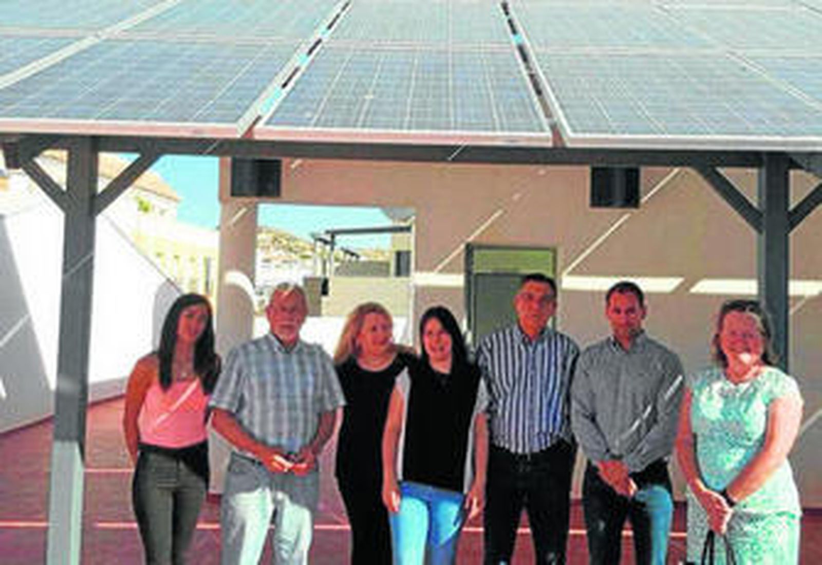 Parte del equipo de gobierno posa debajo de los paneles solares instalados en la azotea del Ayuntamiento de Albox el pasado mes de junio.