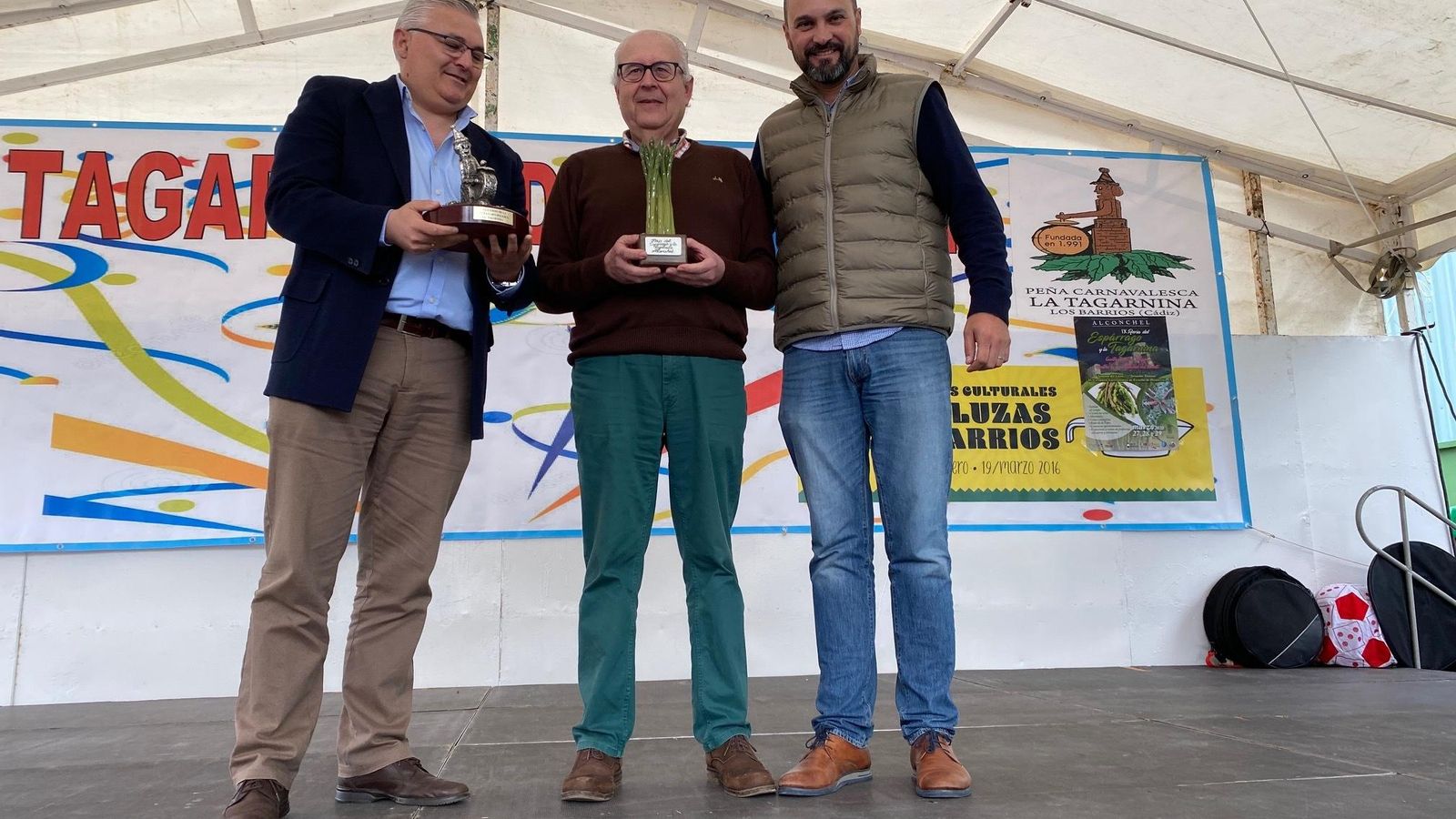 Óscar Díaz, alcalde de Alconchel (Extremadura), Nicolás Ceballo, presidente de La Tagarnina, y Miguel Alconchel, alcalde de Los Barrios, este sábado.