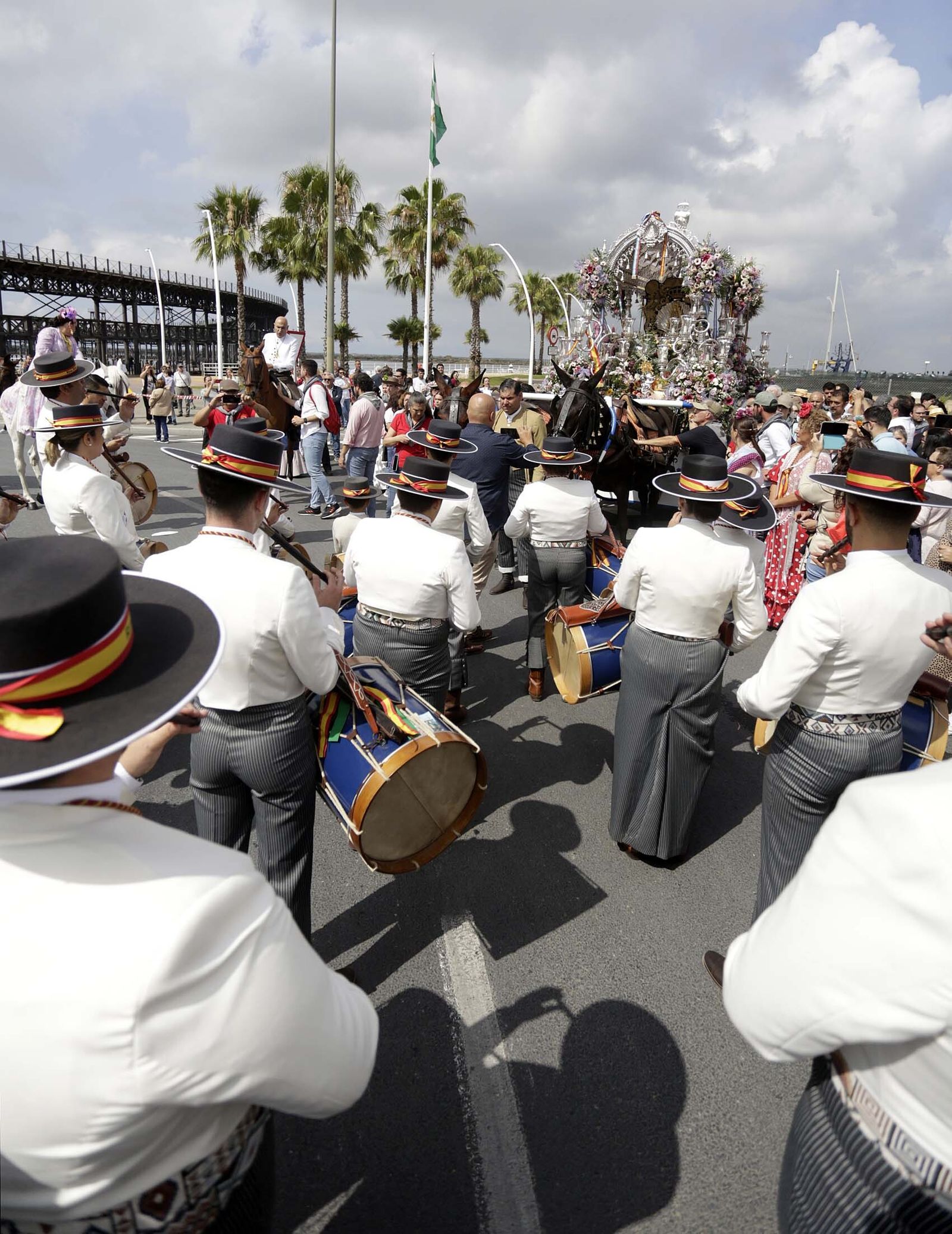 El Rocío 2023: Imágenes de la Hermandad de Emigrantes en su salida de Huelva