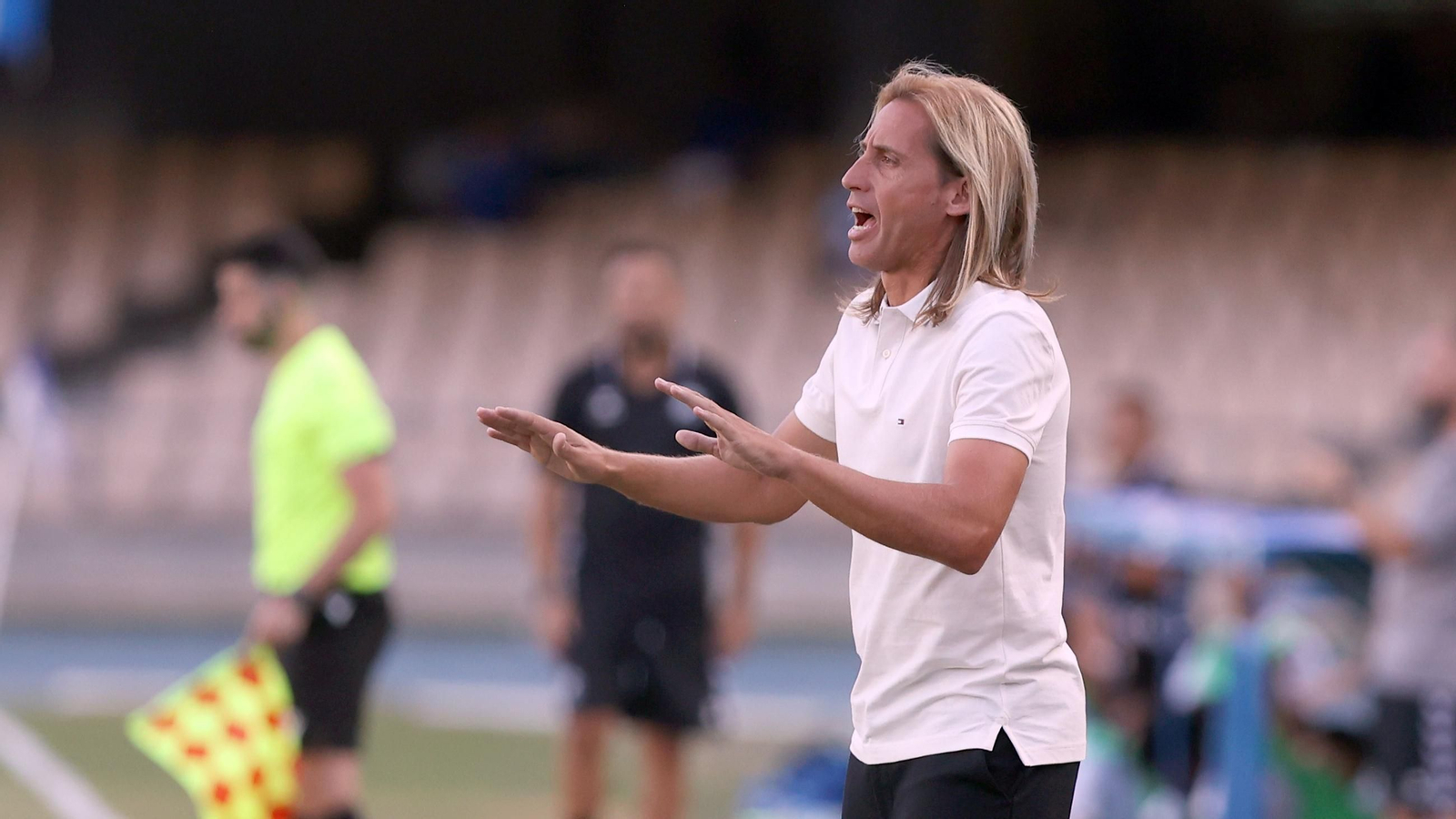 Checa pide calma a sus jugadores en un lance del partido en Chapín.