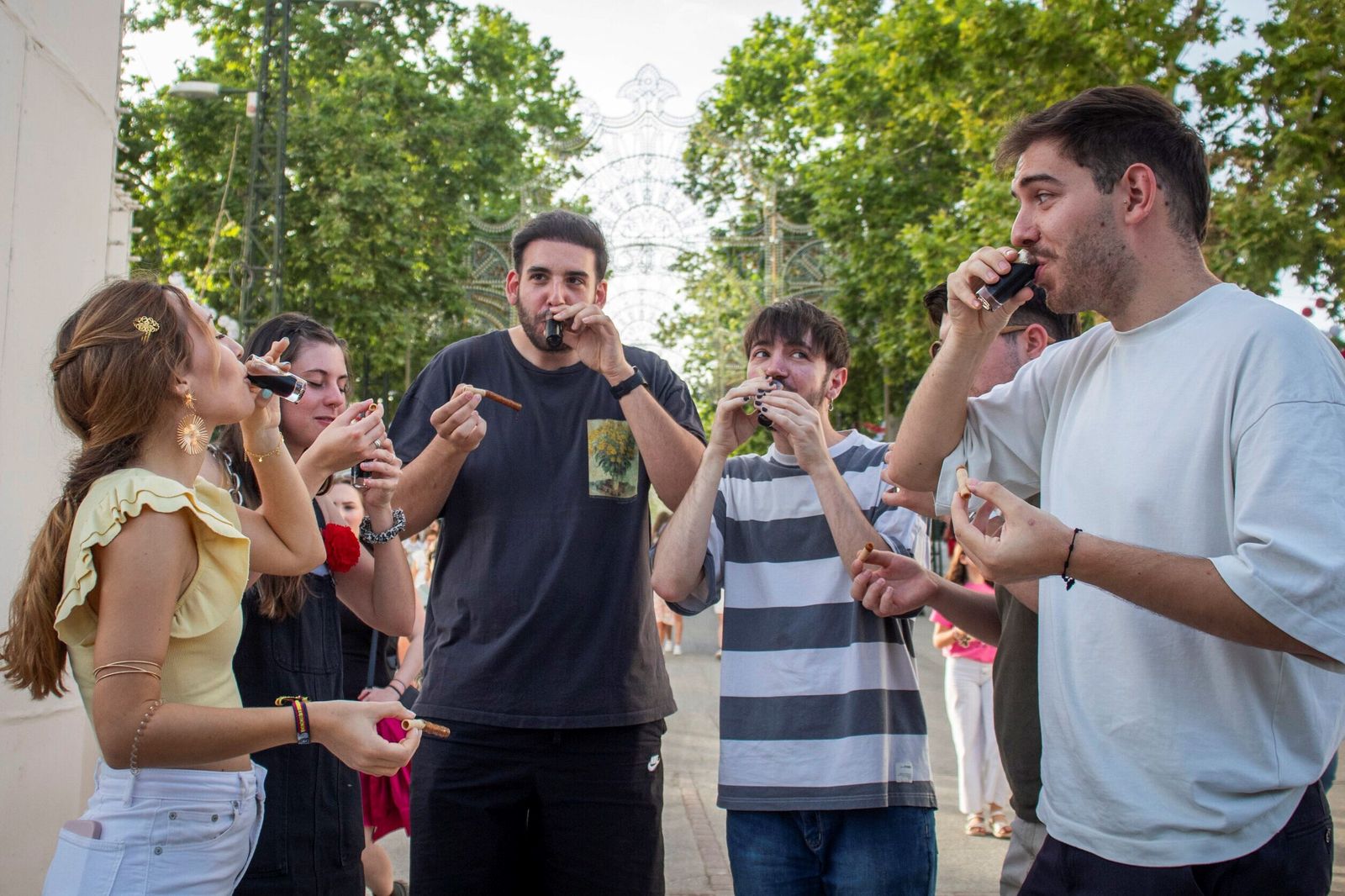Los estudiantes Nuria, Sara, Álex, Luis, Óscar y Juan, en su primera vez en la feria del Corpus
