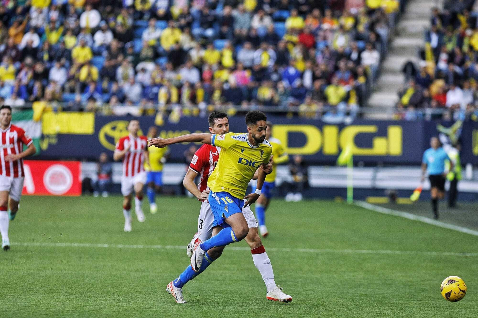 El cadista Chris Ramos pugna con Vivian.