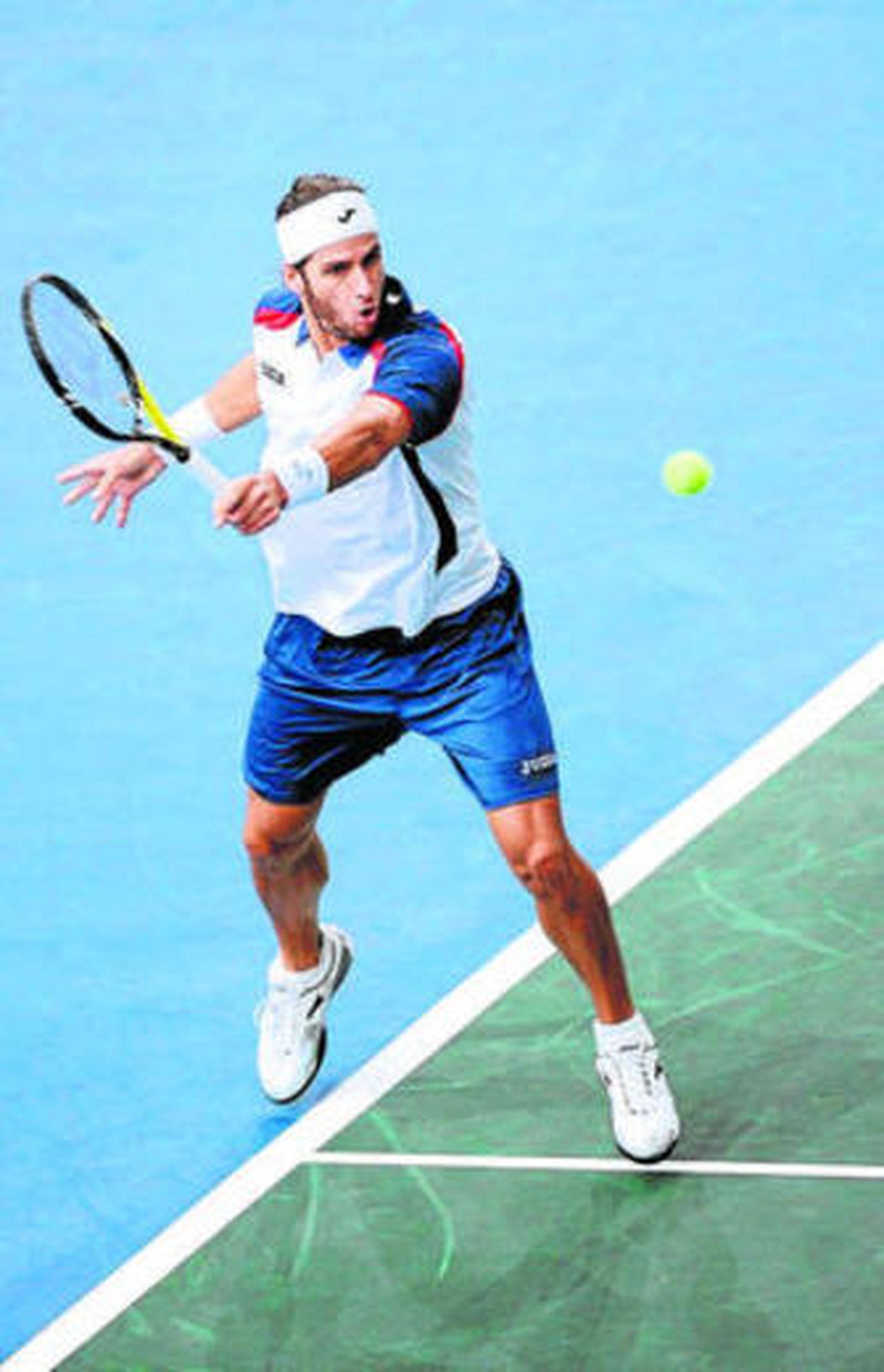 Feliciano López golpea de revés.