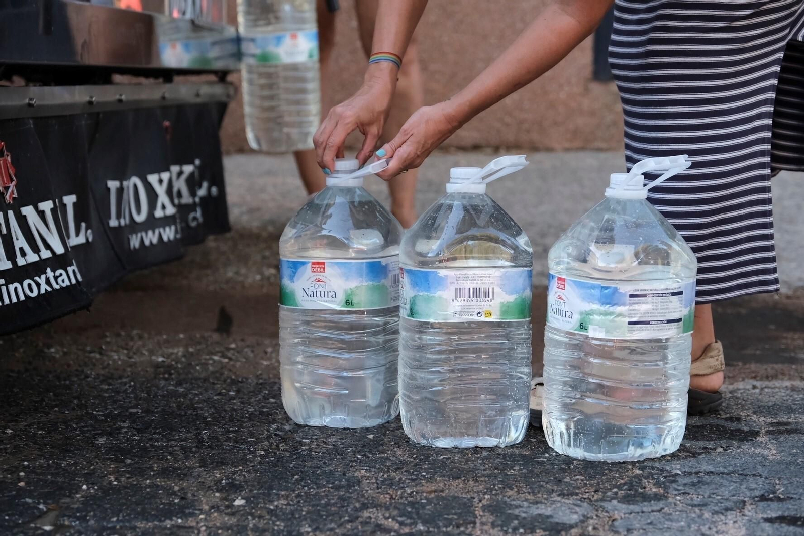 Los camiones cisterna de Emacsa ya abastecen a los vecinos de Las Jaras, en imágenes
