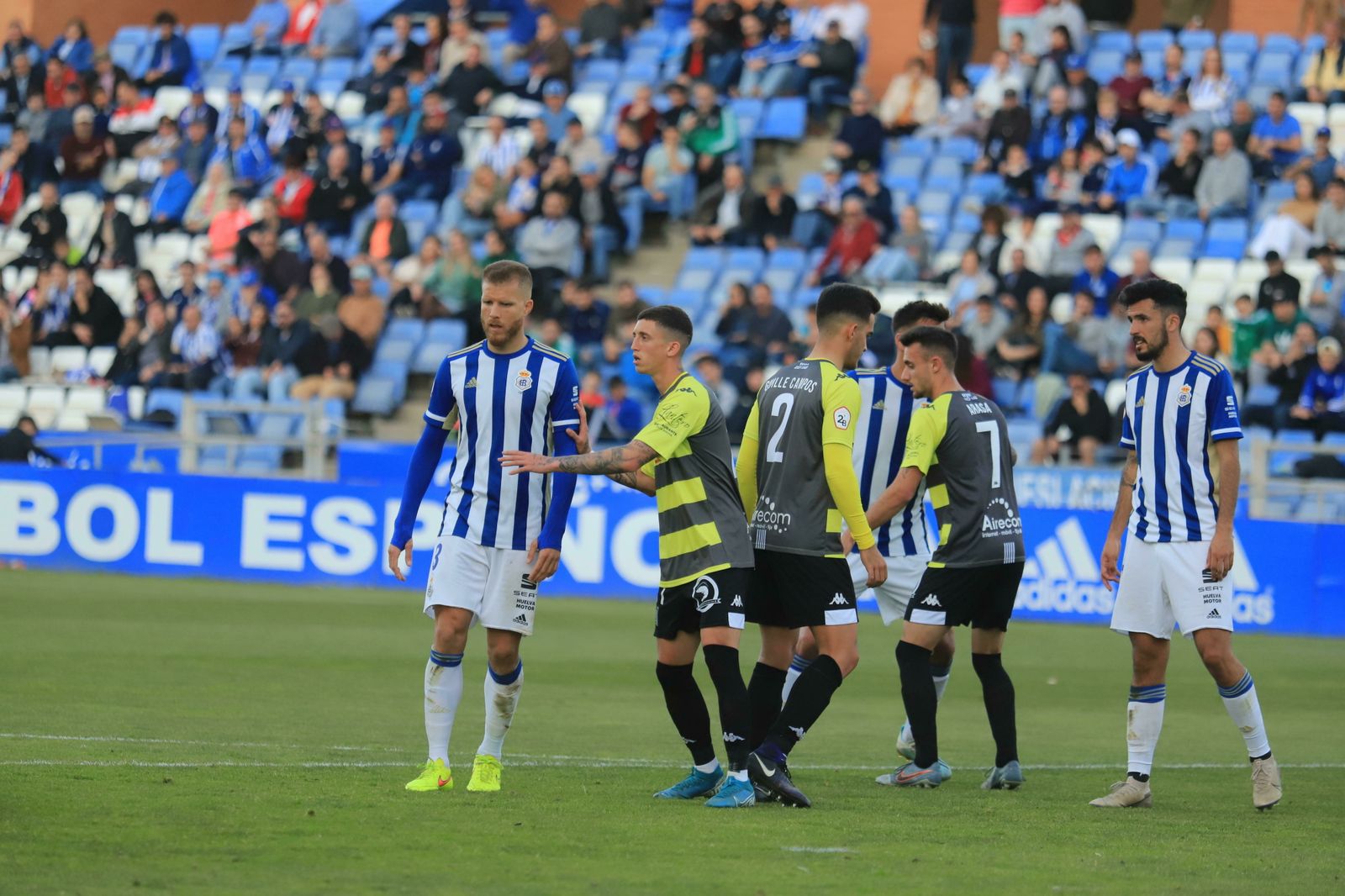 Morcillo, vigilado por la defensa del Sanluqueño durante un saque de esquina.