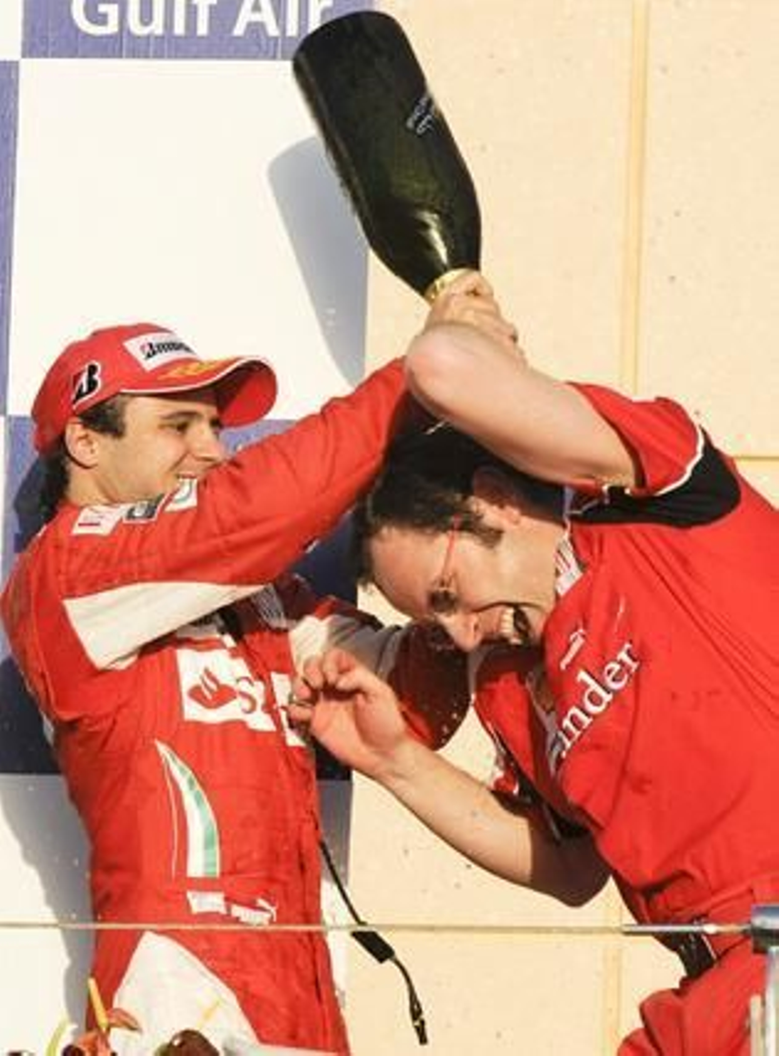Fernando Alonso gana su primera carrera como piloto de Ferrari en Bahrein. / EFE