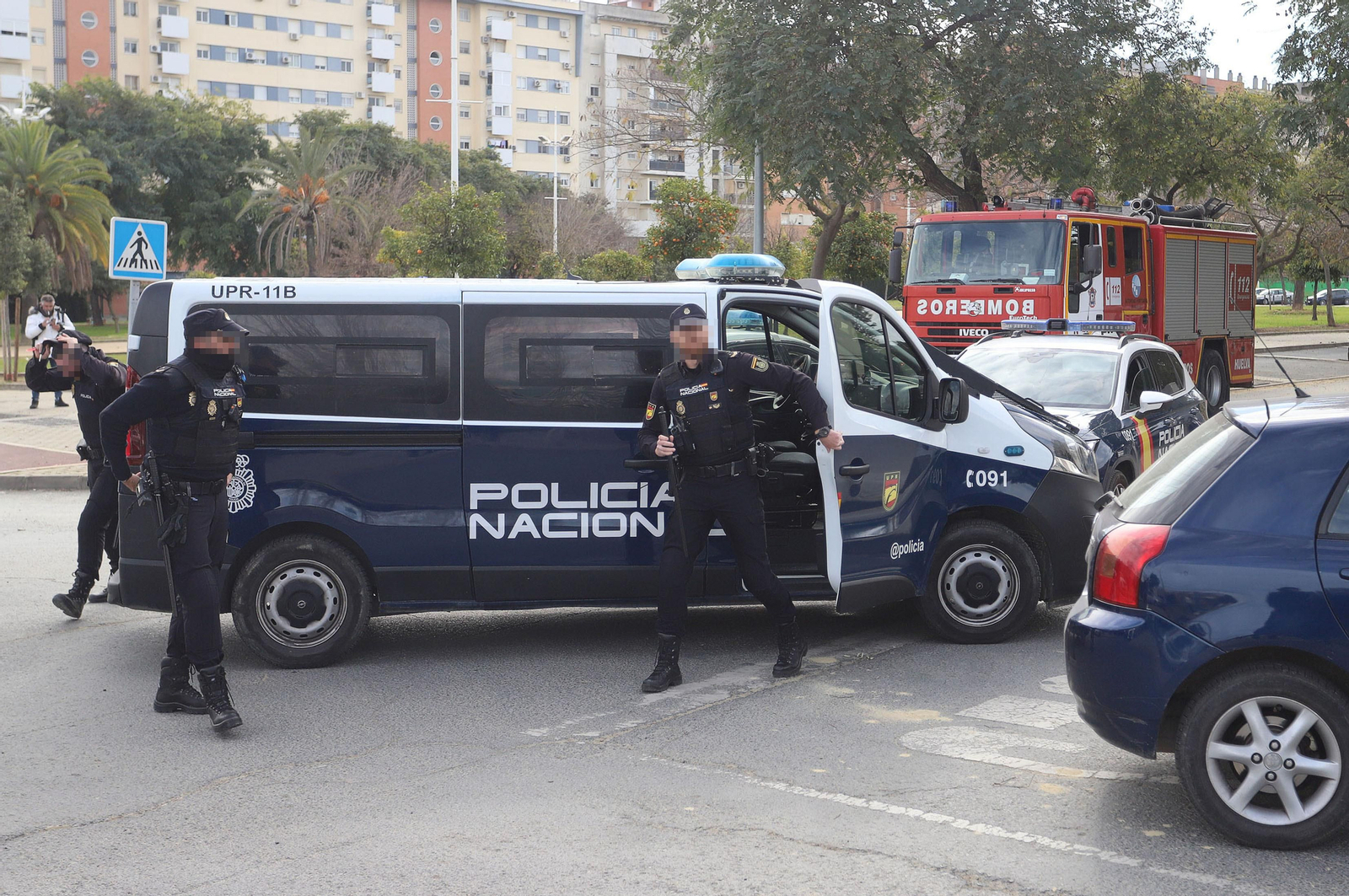 Imágenes del atrincherado que amenazaba con hacer estallar una bombona en el Torrejón, Huelva