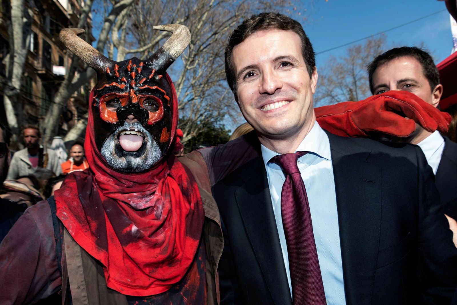 Pablo Casado, líder del PP, posa en Palma con una persona disfrazada de demonio.