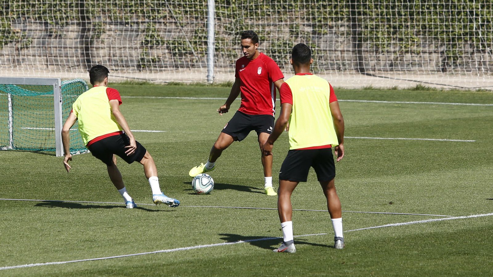 Montoro toca el cuero en el entrenamiento de este martes del Granada CF.