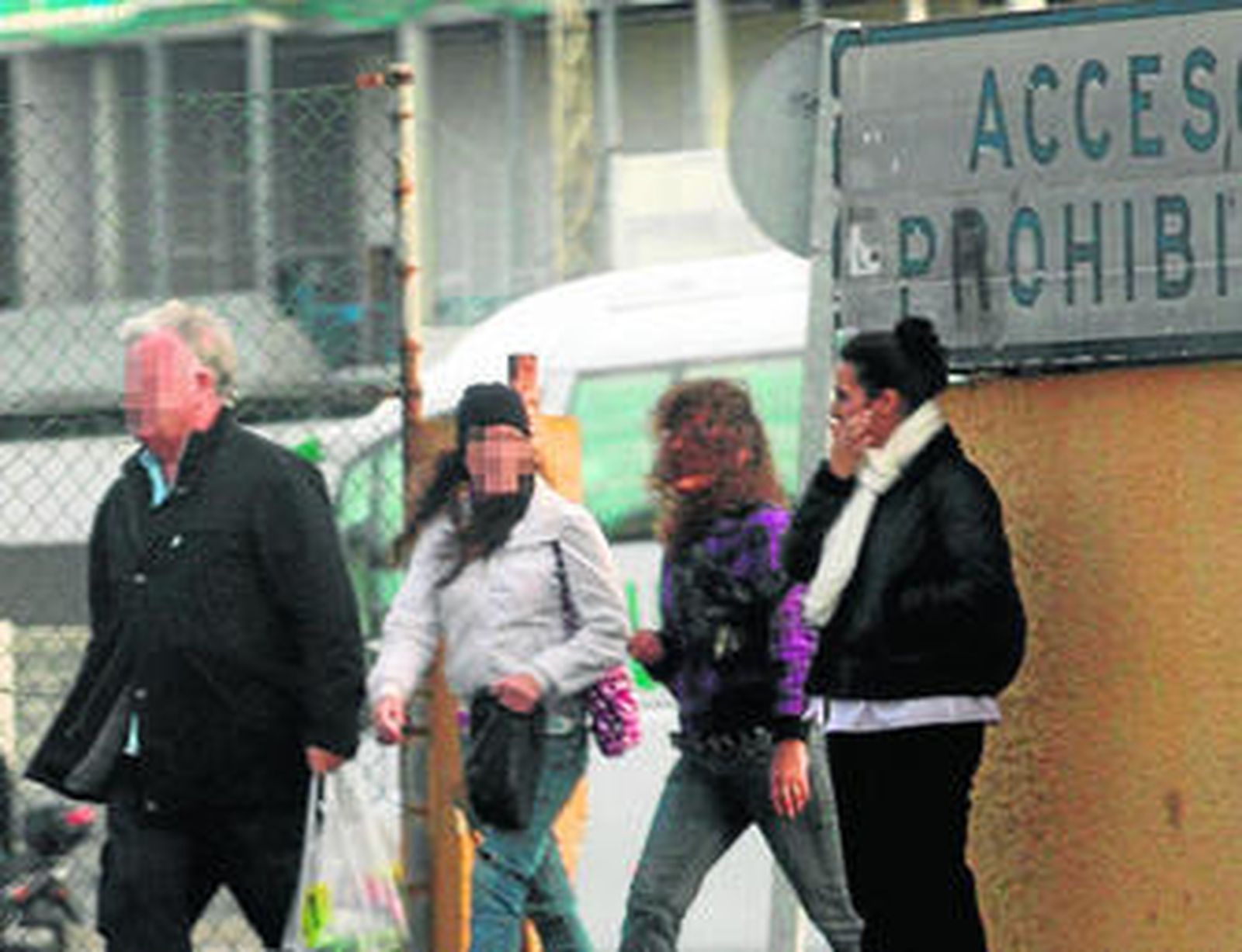 Una chica, en el centro, sale de Gibraltar con un bolsa con tabaco.
