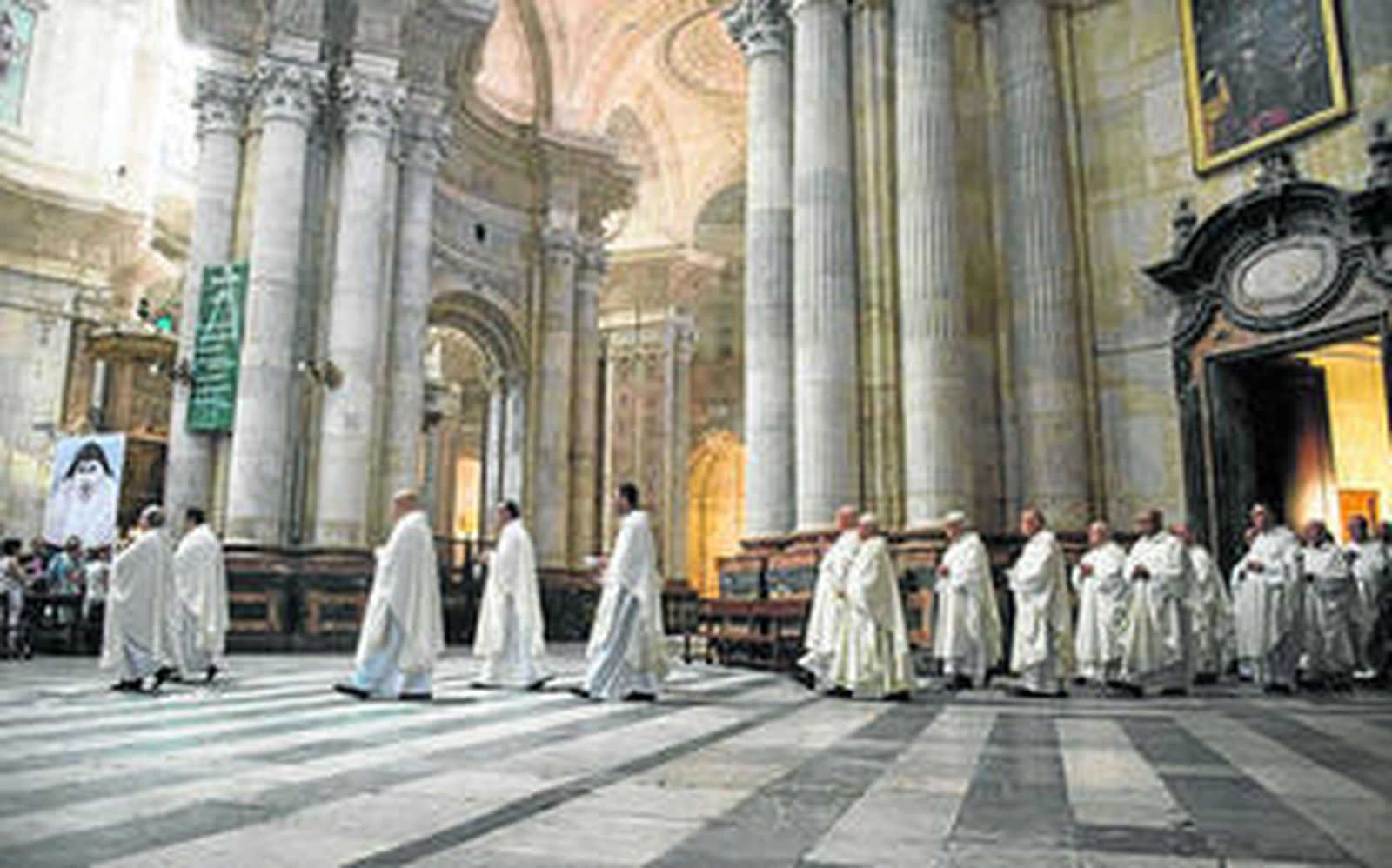 El clero diocesano procesiona hacia el altar mayor de la Catedral para la misa de acción de gracias de ayer por la Venerable Madre Encarnación.