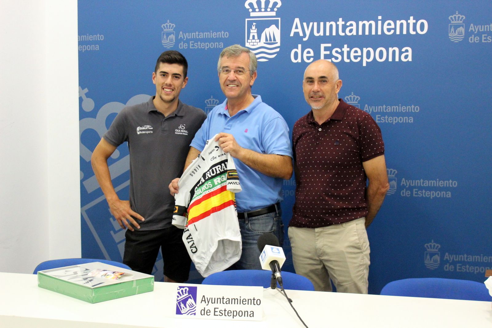 Carmelo Urbano en el Ayuntamiento de Estepona.