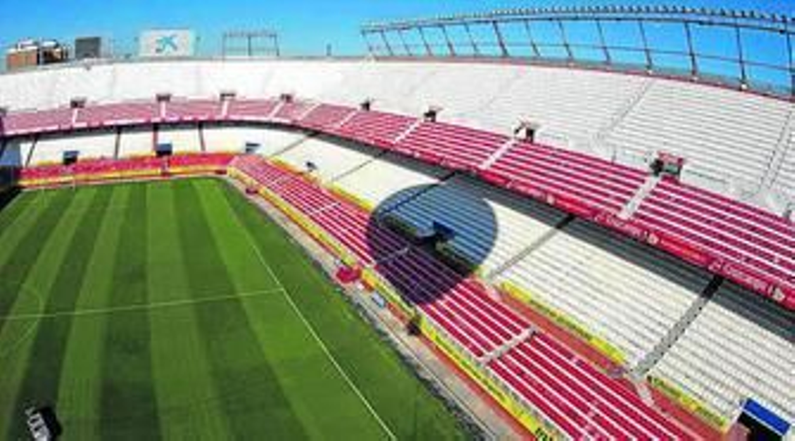 Del Nido charla con aficionados durante el entrenamiento del Sevilla.