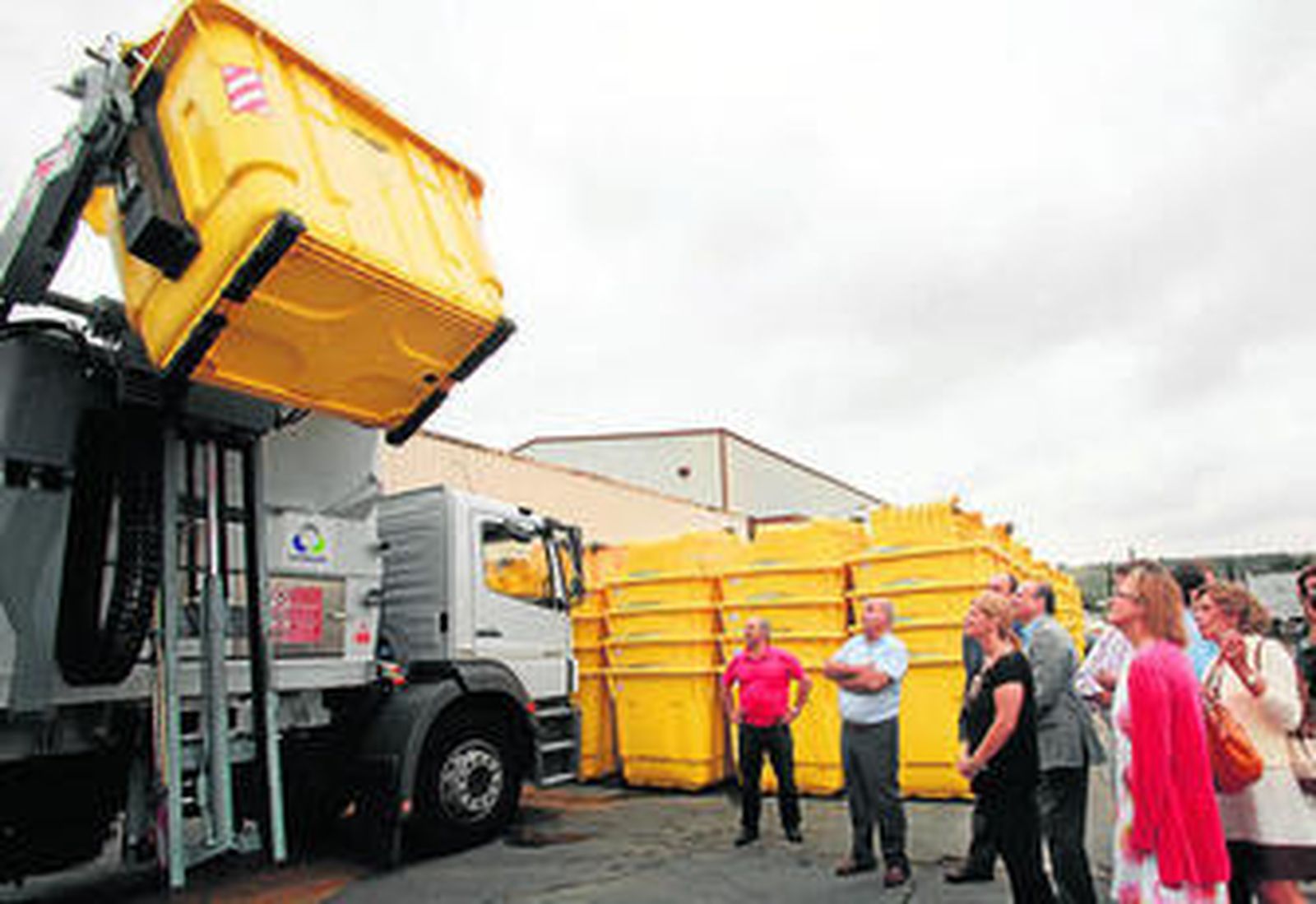 Pelayo contempla, el pasado mes de junio, un simulacro de descarga lateral en uno de los nuevos camiones.