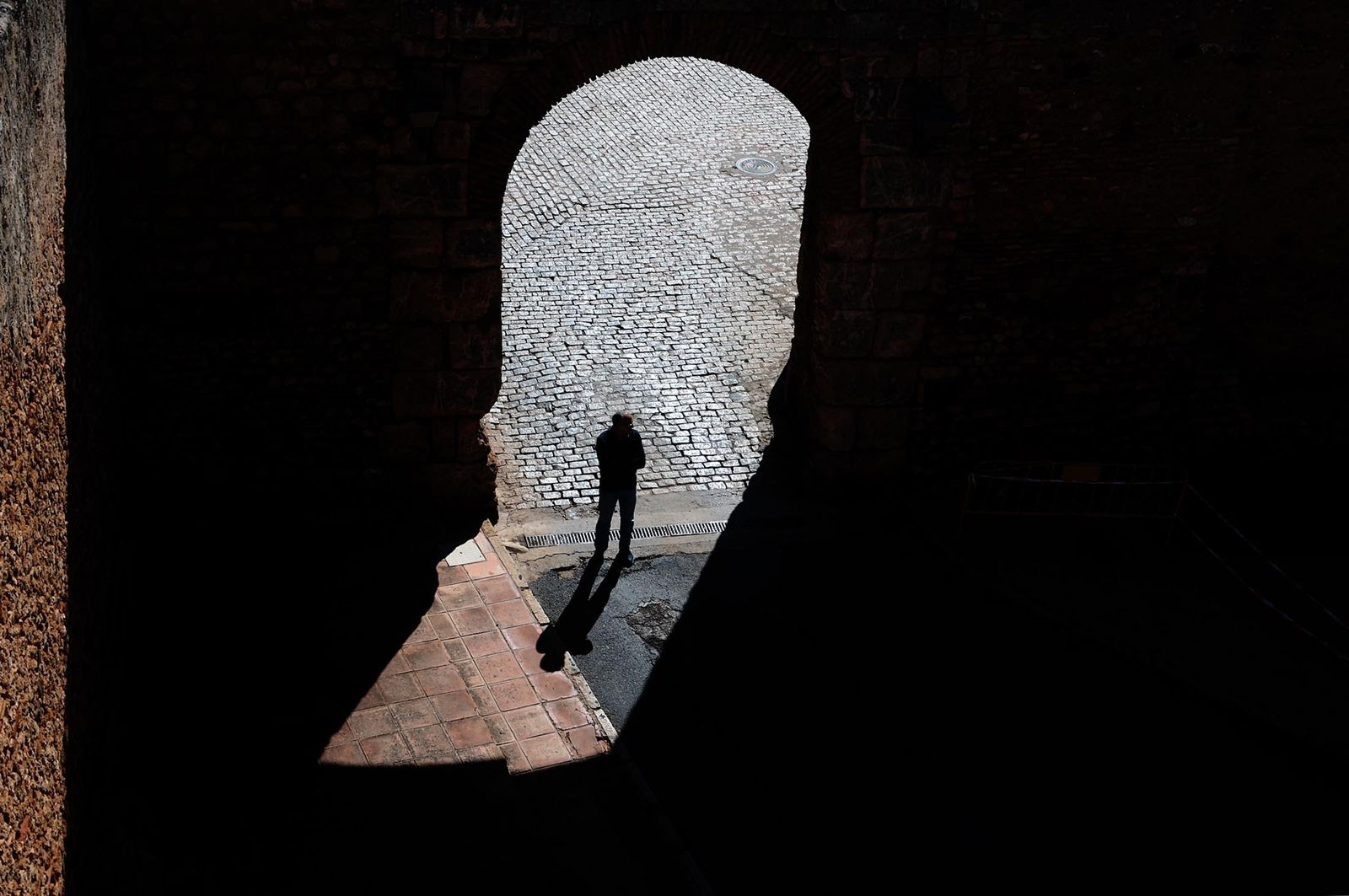 Imágenes de la visita a las obras de restauración de la Puerta del Buey en Niebla
