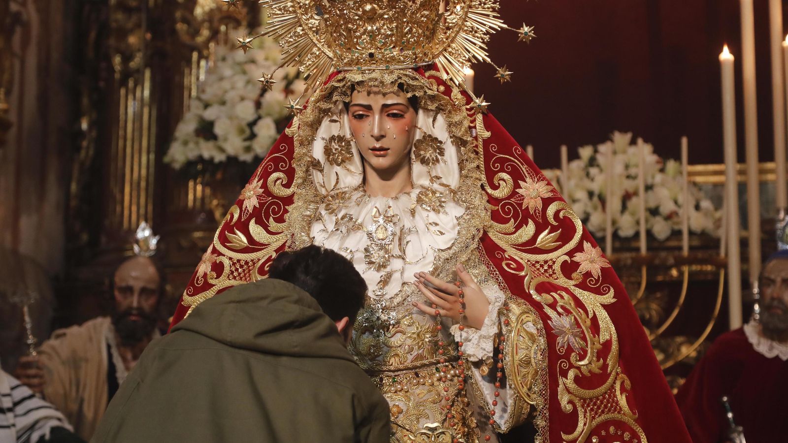 La Virgen del Rocío, bellamente ataviada para la Inmaculada.