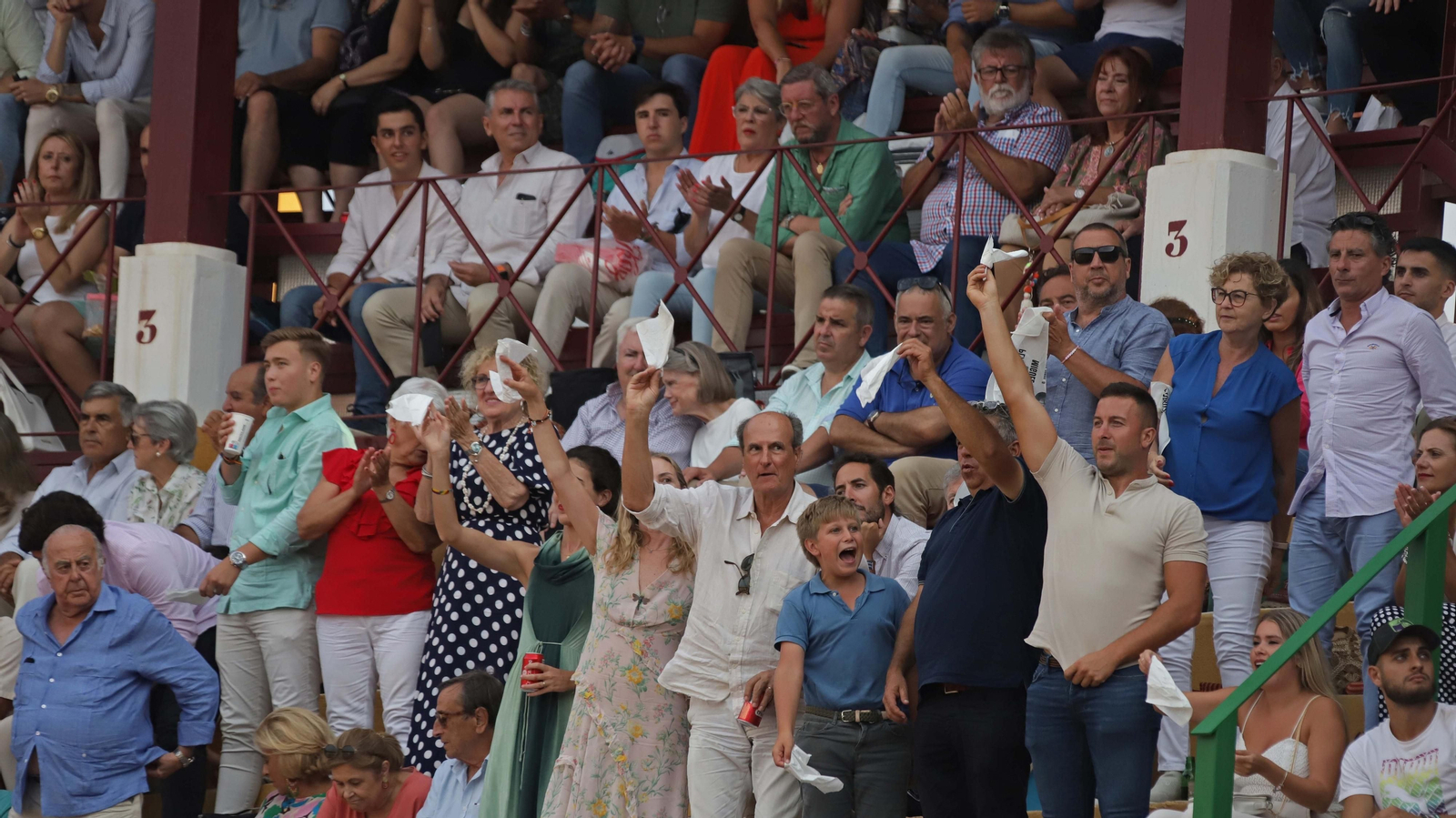 Ambiente en la corrida del jueves de la Feria de La Línea